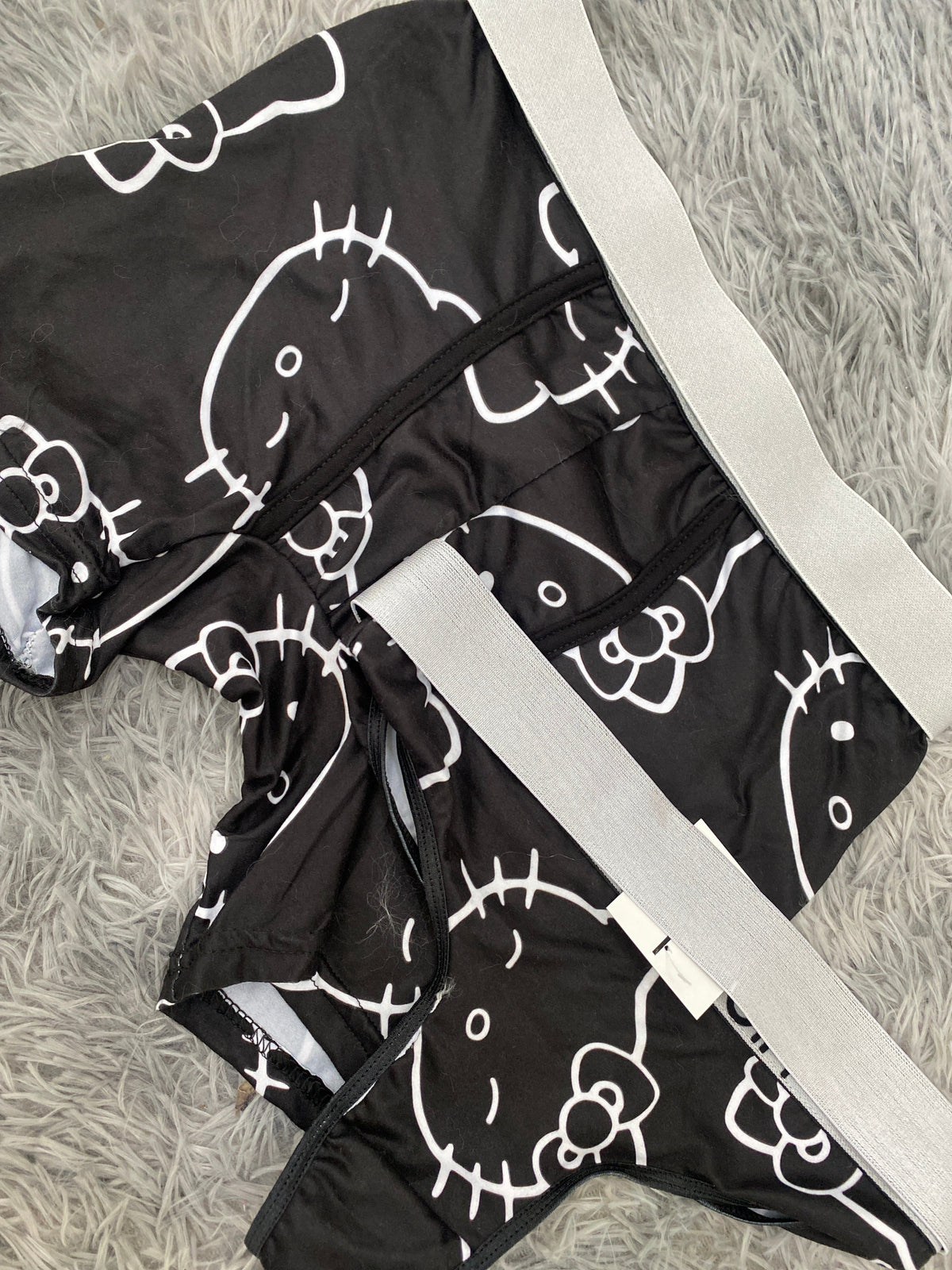Hello Kitty Contorno Blanco Fondo Negro Duo XL Con Tanga