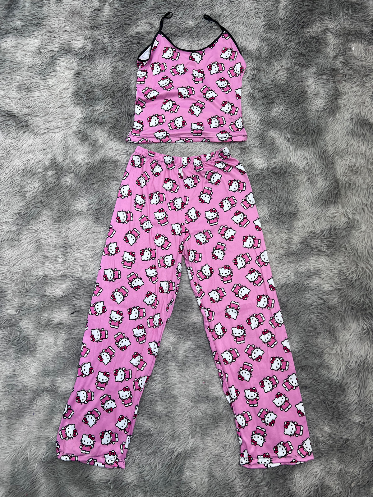 Hello Kitty Saludando Fondo Rosa Blusa Con Pantalón