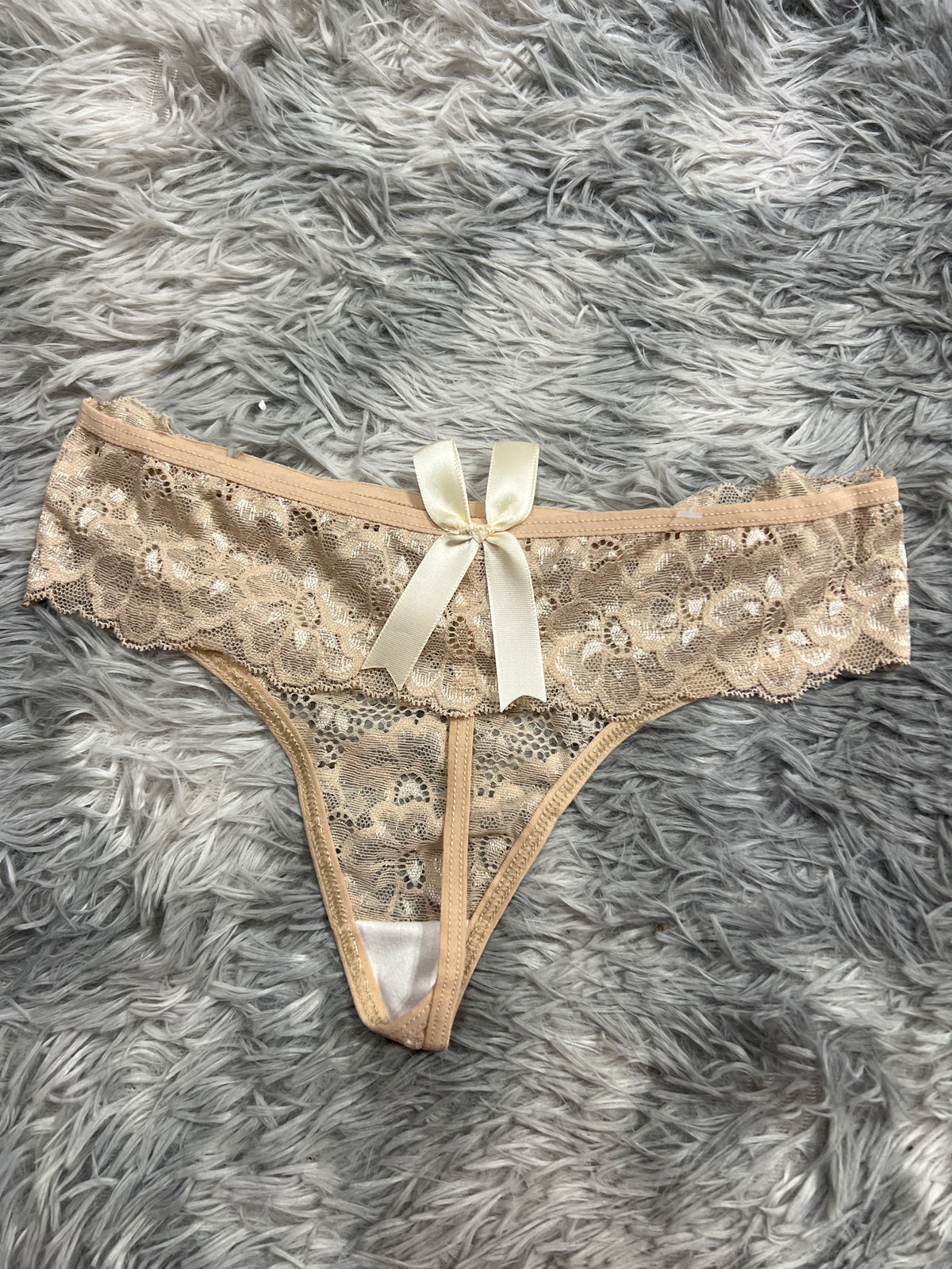 Moño Atras Beige Tanga De Dama