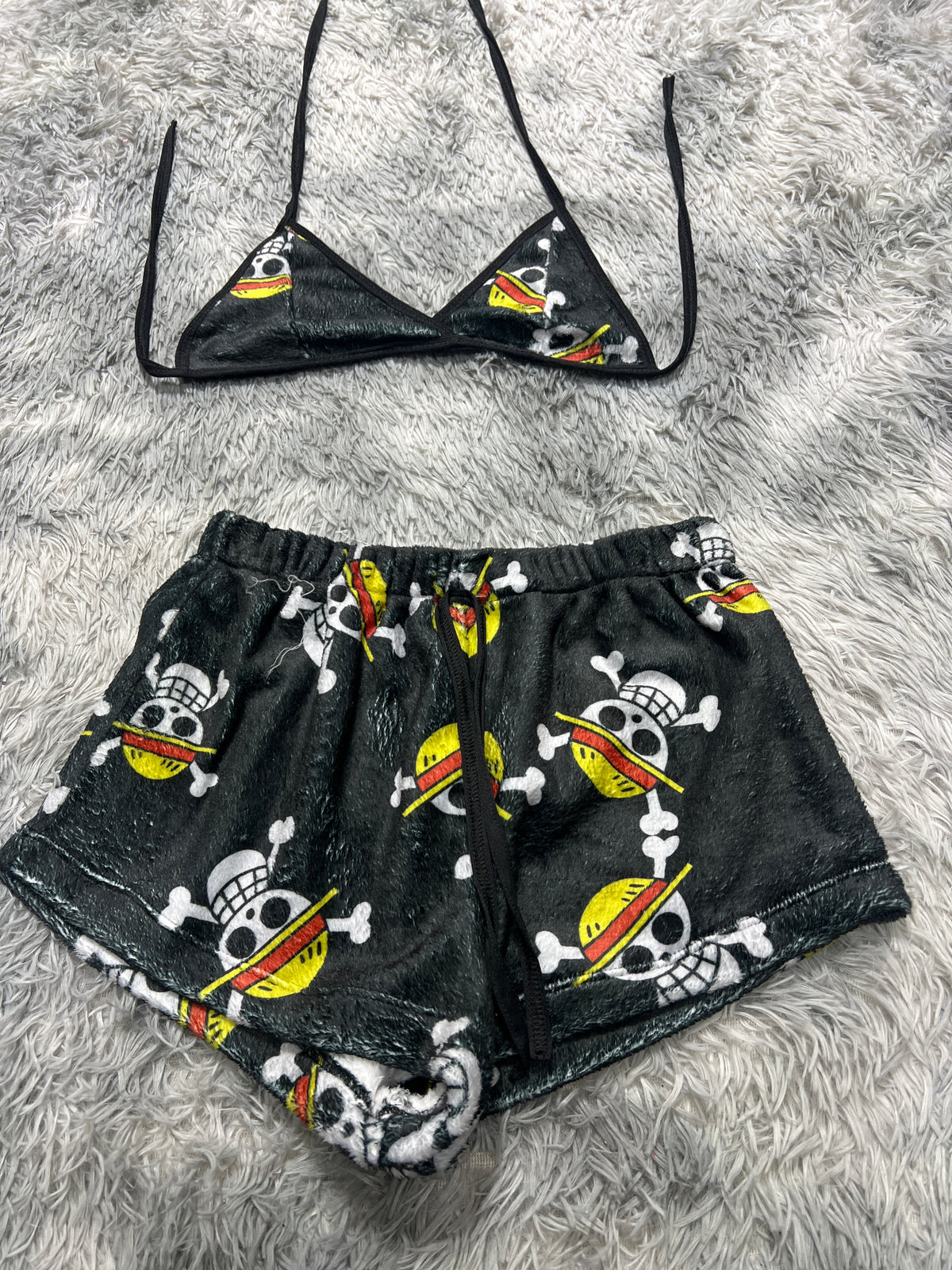 One Pice Fondo Negro Top Con Short Afelpado
