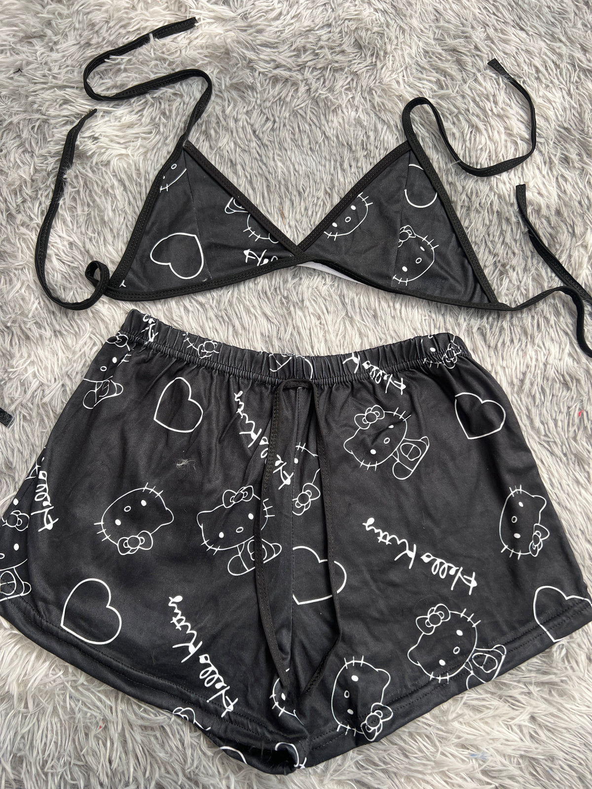 Hello Kitty Contorno Fondo Negro Top Con Short Brush