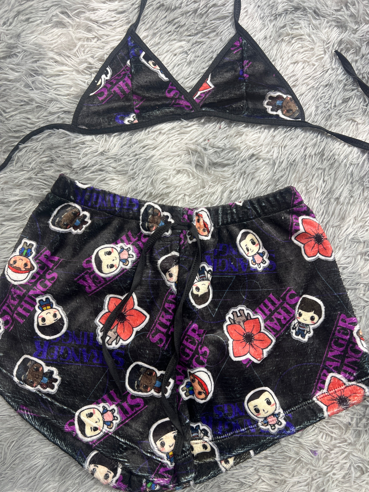 Stranger Things Top Con Short Afelpado
