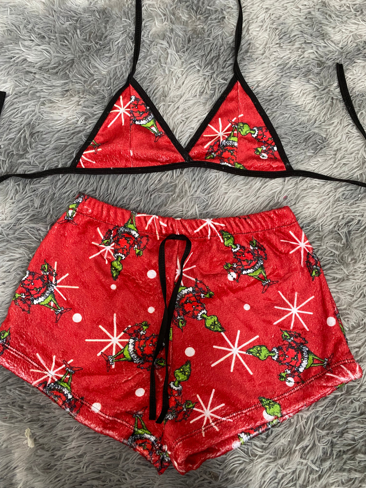Grinch fondo rojo Top Con Short Afelpado