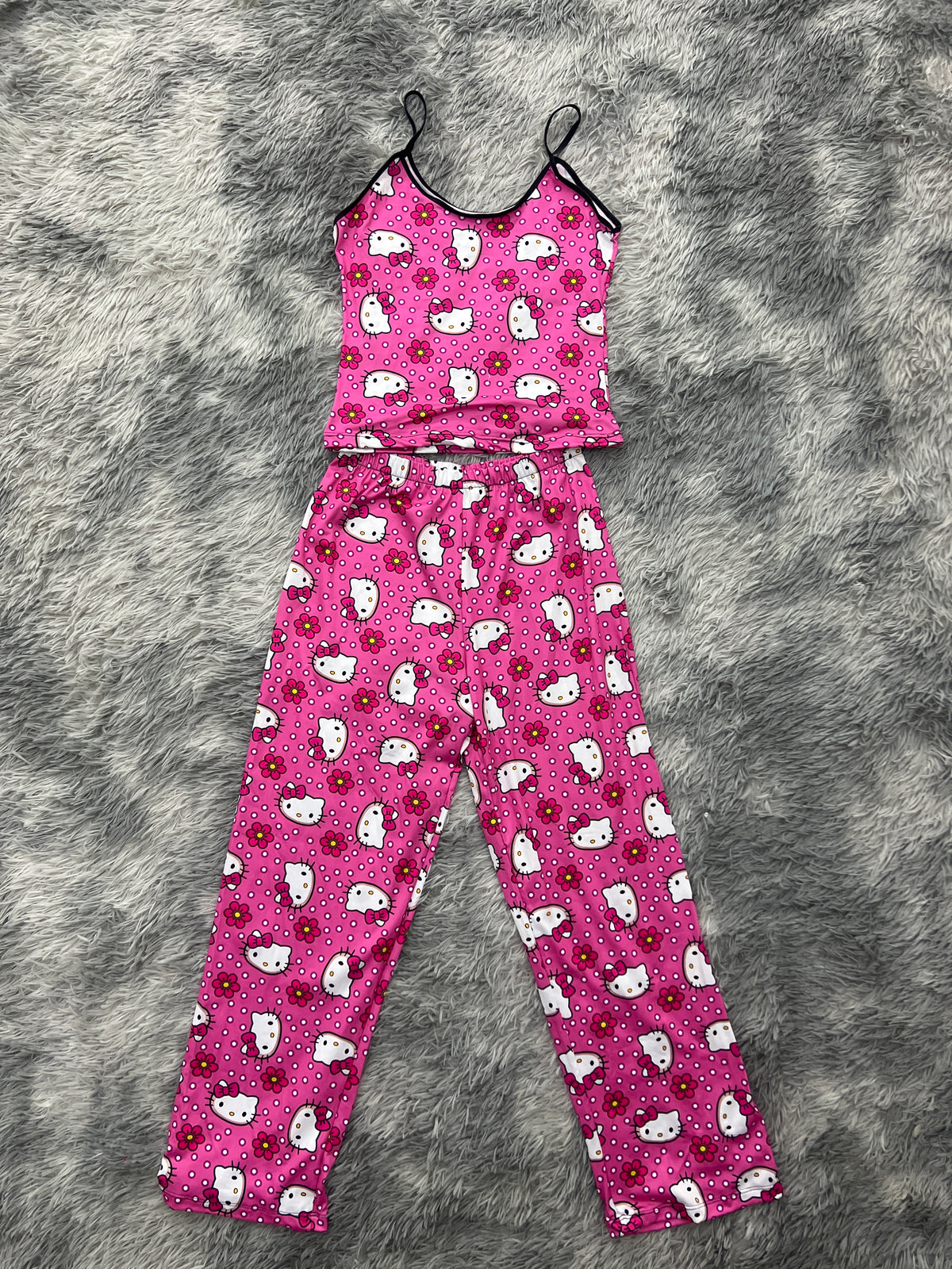 Hello Kitty Puntitos Y Flores Fondo Rosa Blusa Con Pantalón