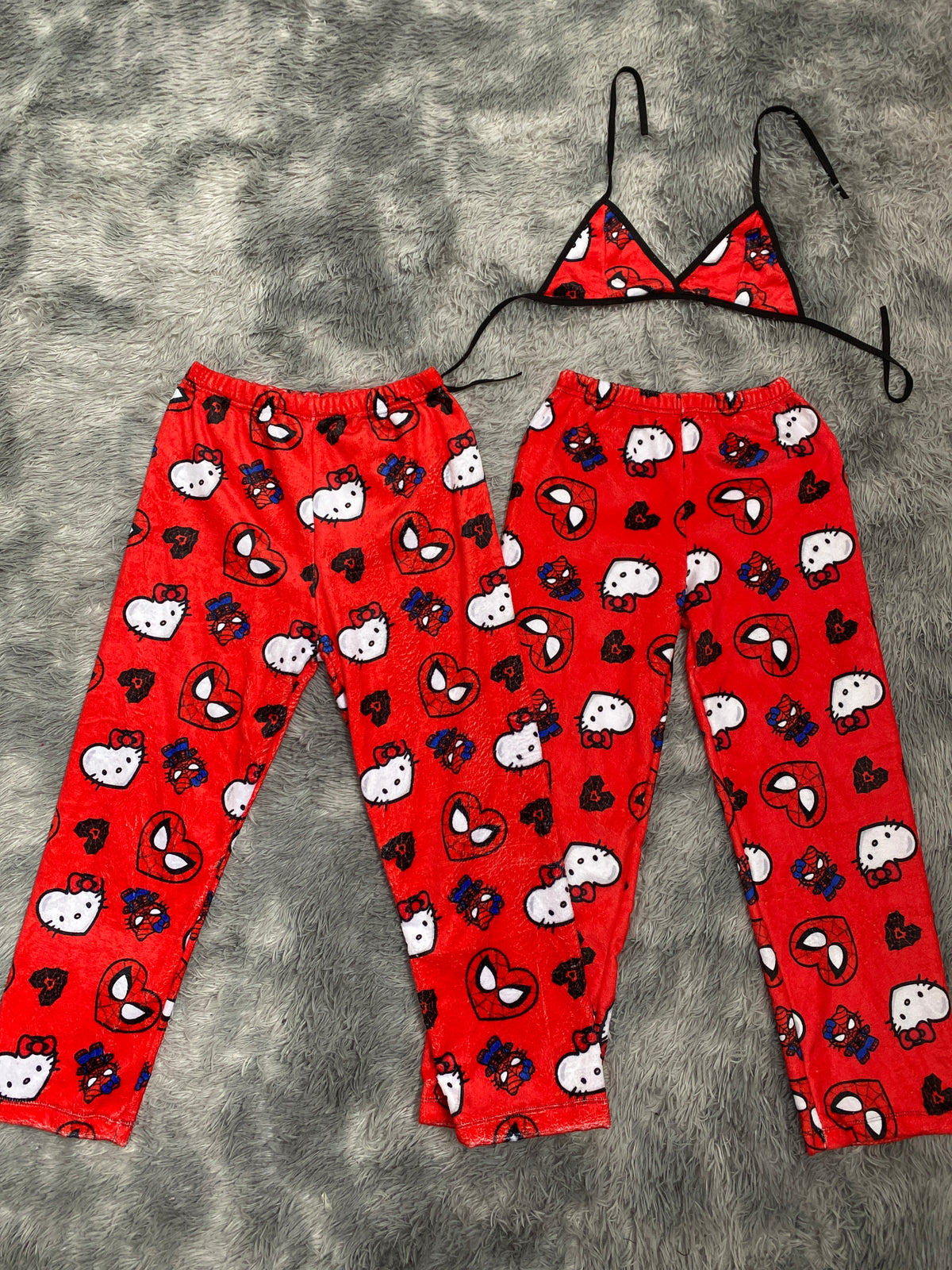 Spider kitty corazón grande fondo rojo Duo De Pijama Afelpada