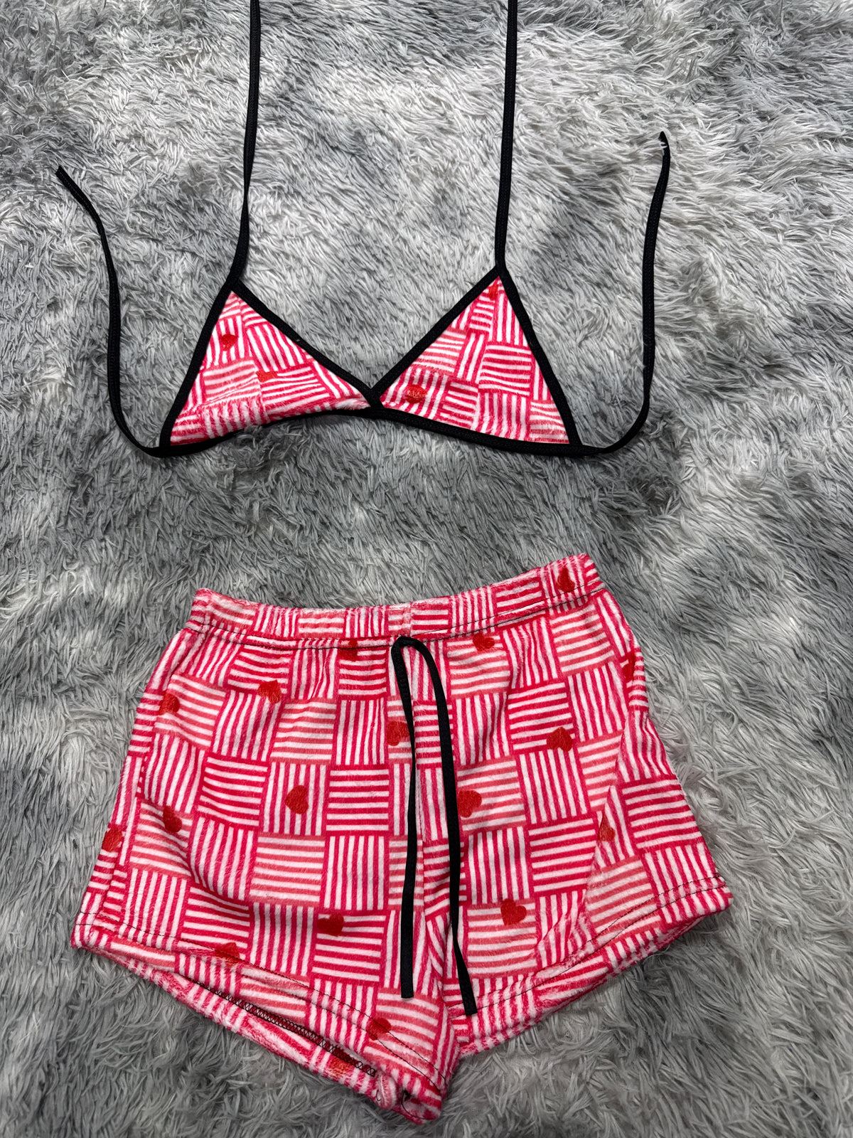 Corazón Con Rayas Rojas Top Con Short Afelpado