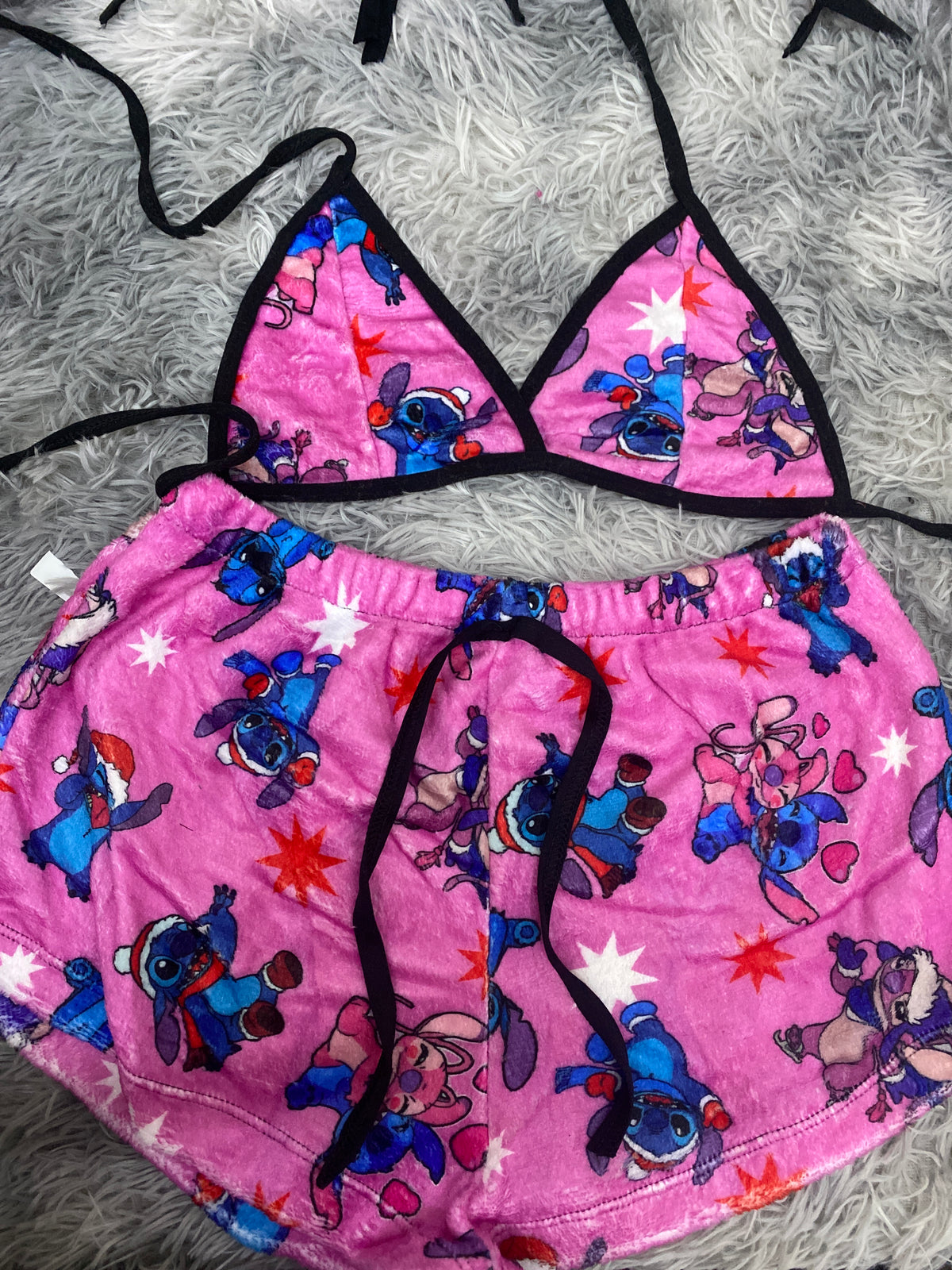 Stitch y Angela fondo rosa navideño Top Con Short Unitalla De Afelpada