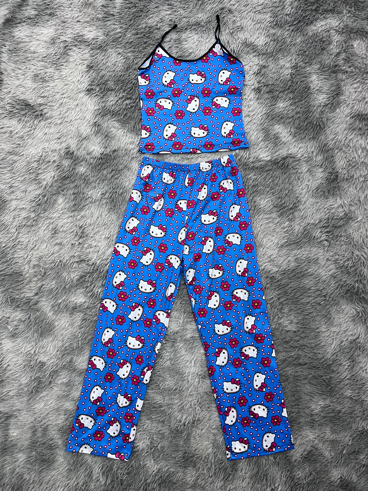 Hello Kitty Puntitos Y Flores Fondo Azul Blusa Con Pantalón