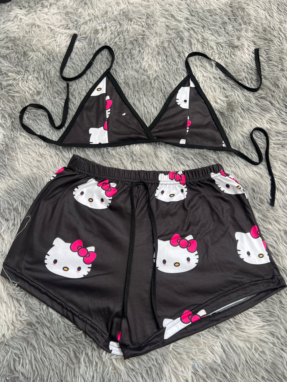Hello Kitty Caras Fondo Negro Top Con Short Brush