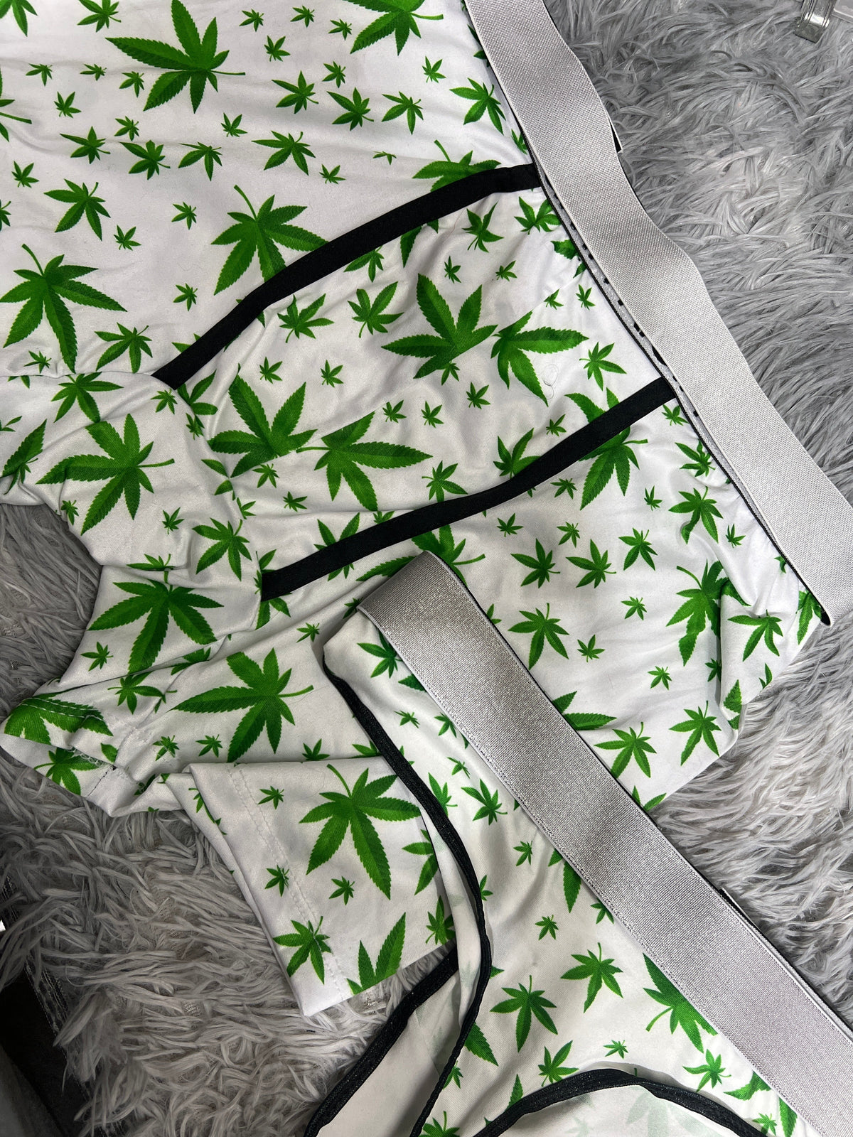 Marihuana Fondo Blanco Duo XL Con Tanga