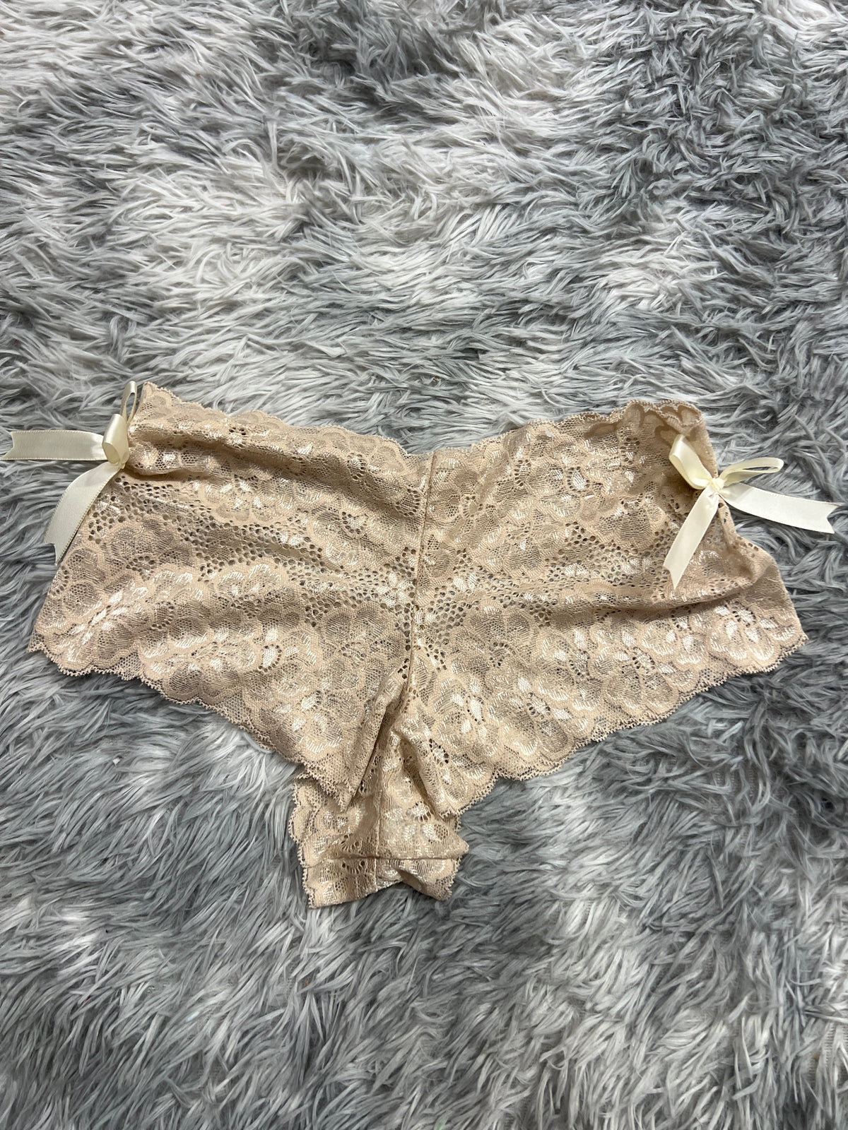 Moños A Los Lados Beige Cachetero Tanga De Dama