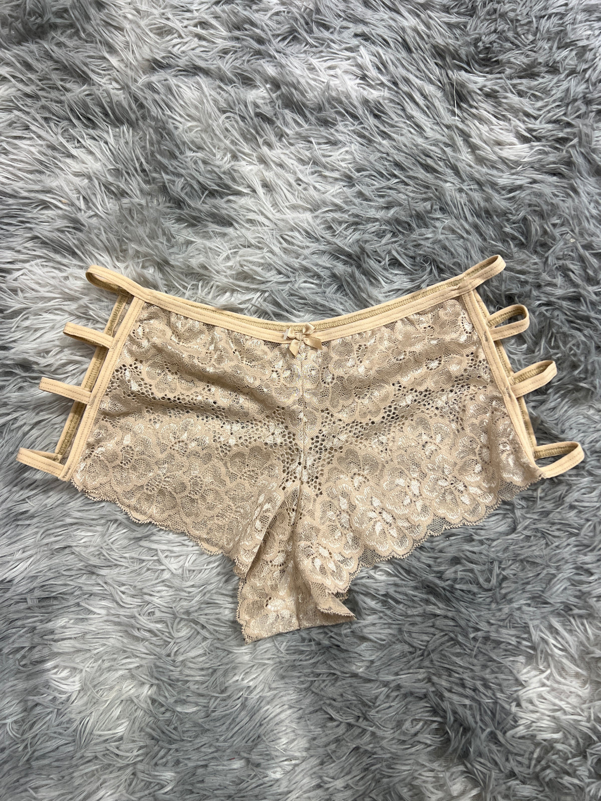 Cachetero De Dama Cuatro Líneas Beige Tanga De Dama