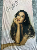 Ariana Grande Fondo Rosa Frazada
