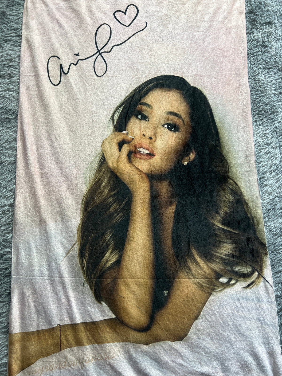 Ariana Grande Fondo Rosa Frazada