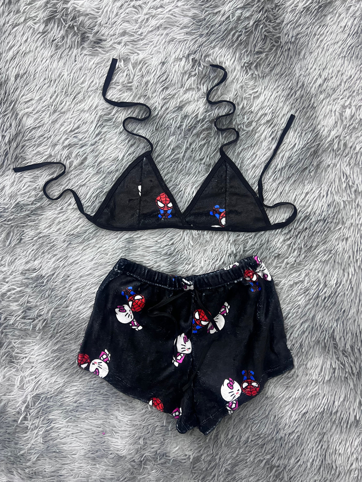 Hello Kitty Spider Beso Fondo Negro Top Con Short Afelpado