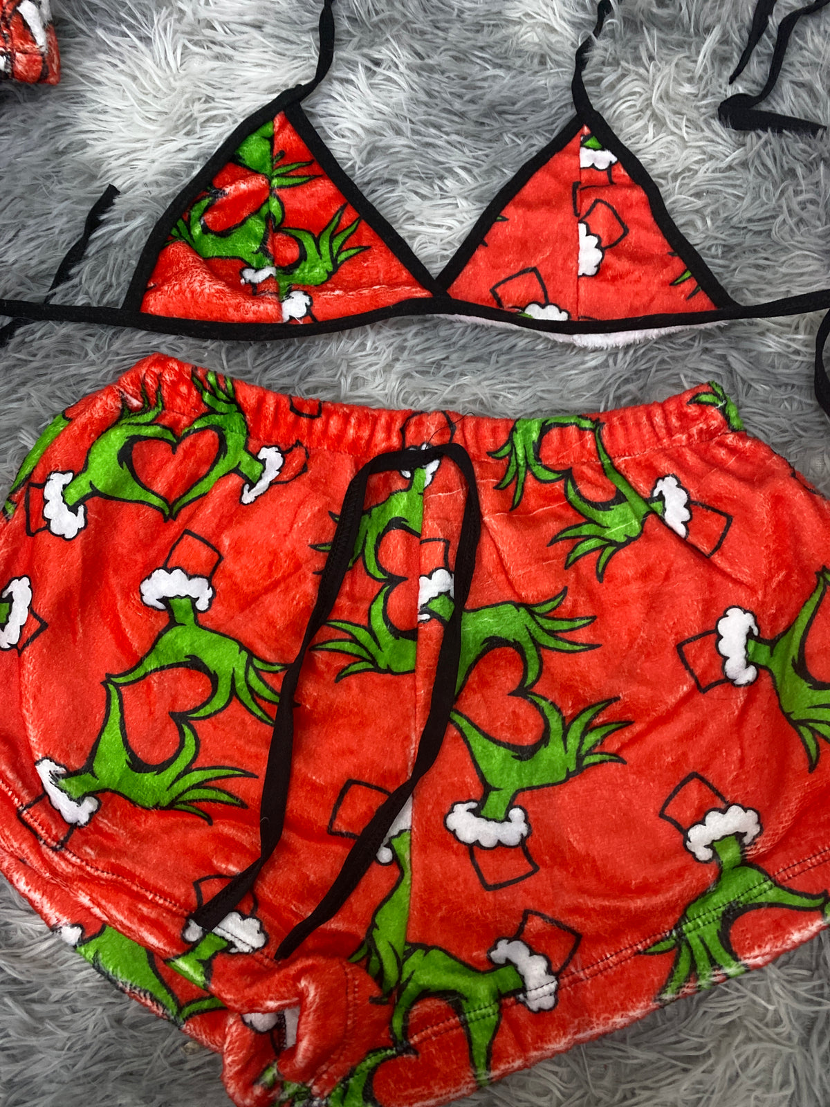Grinch navideño mano corazón fondo rojo Top Con Short Unitalla De Afelpada