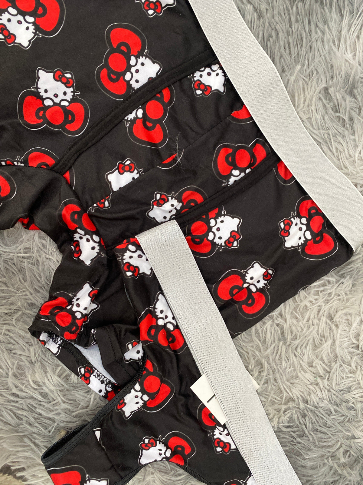 Hello Kitty Moños Rojos Fondo Negro Duo XL Con Tanga