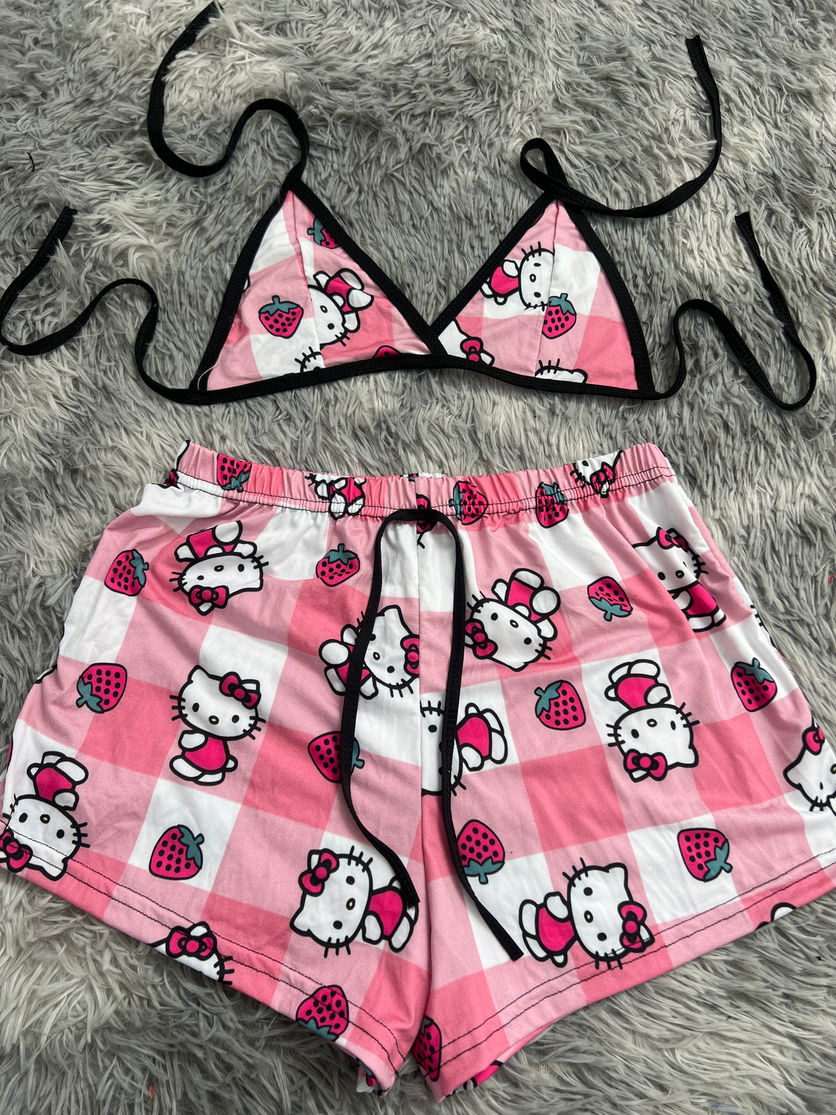 Hello Kitty Cuadros Rosas Y Blancos Con Fresa Top Con Short Brush