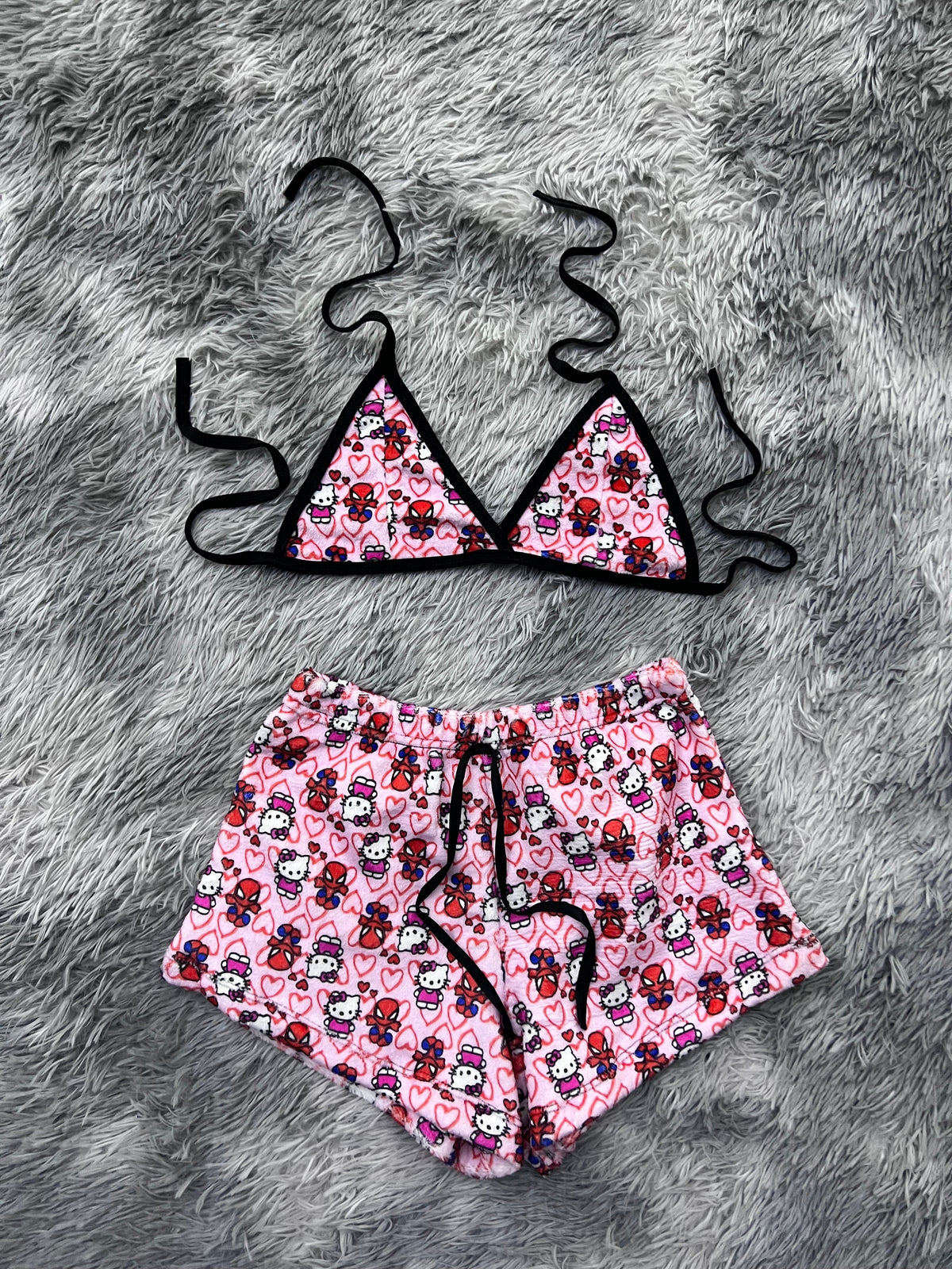 Hello Kitty y Spiderman Fondo Rosa Top Con Short Afelpado