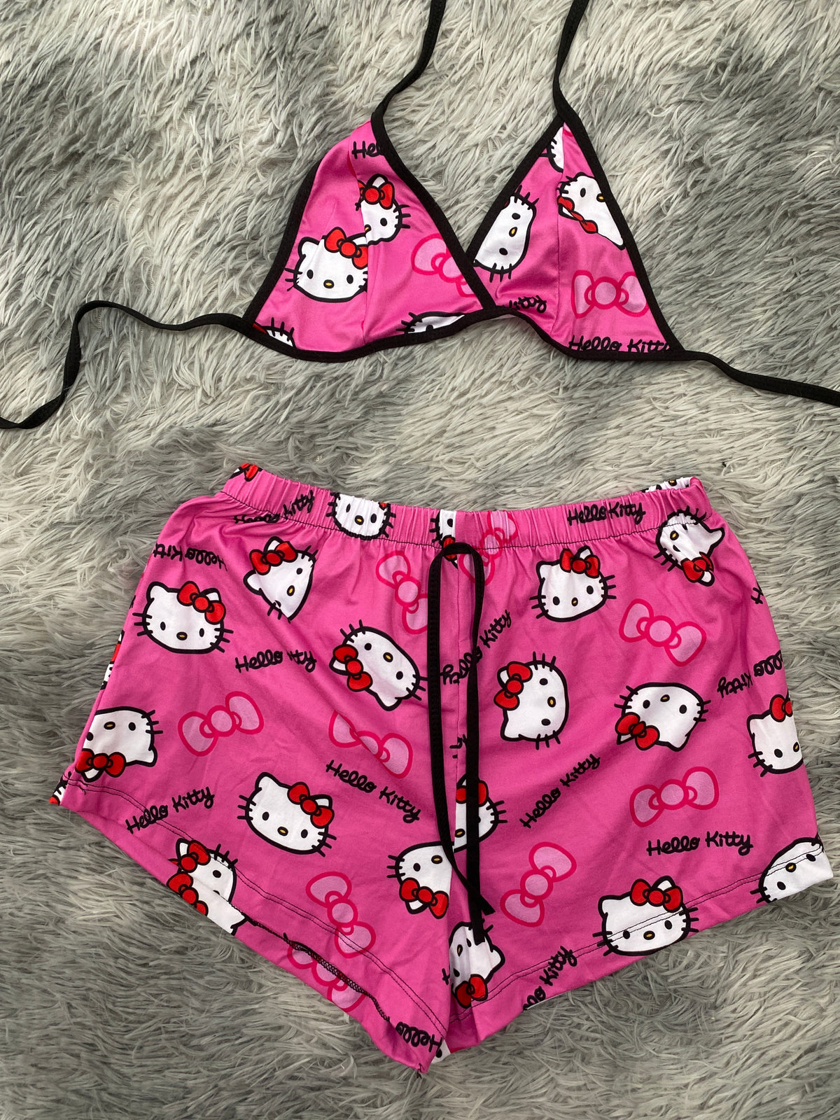 Hello Kitty Y Rosita Fresita Caras Y Moños Fondo Top Con Short Brush