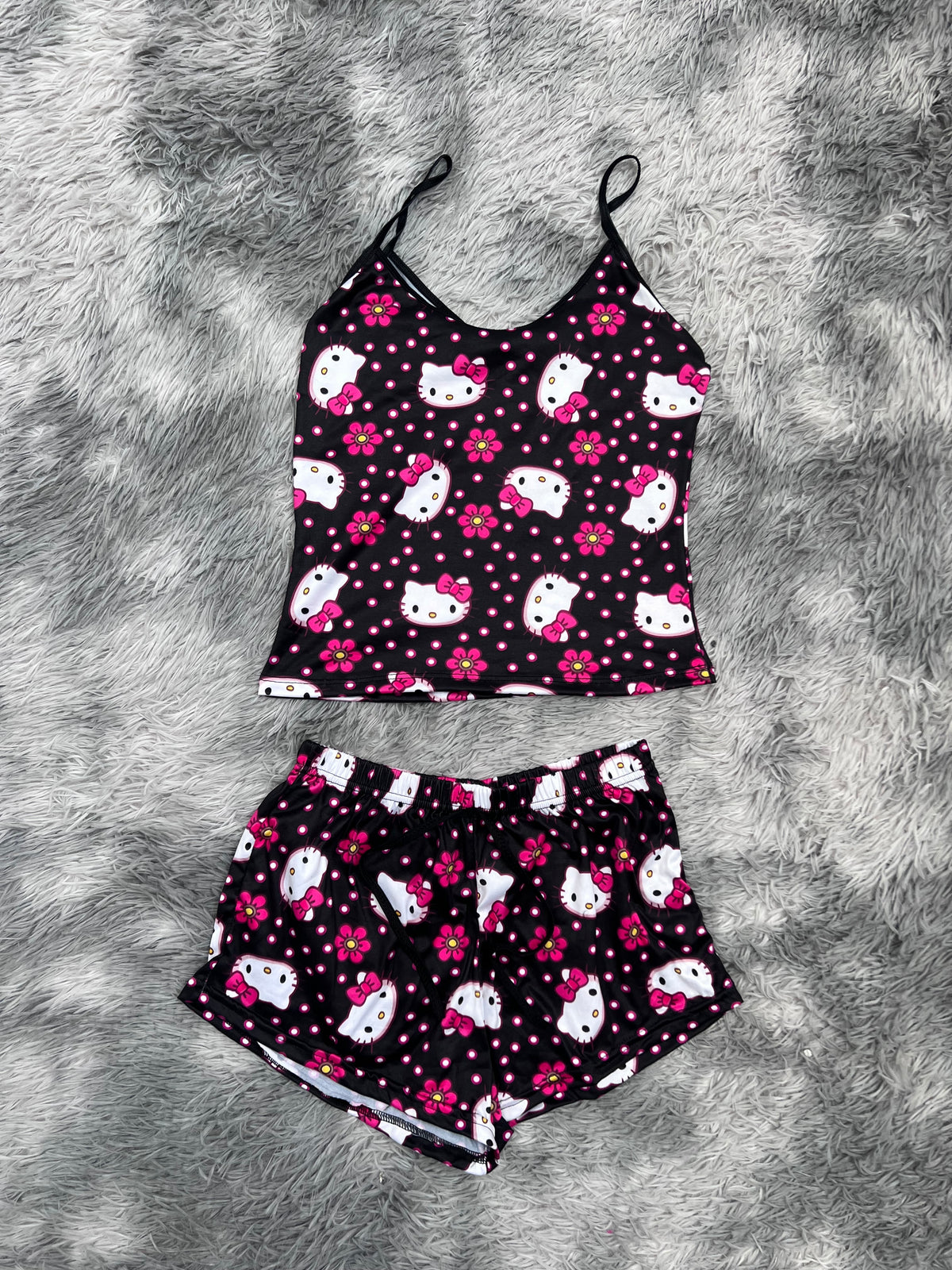 Hello Kitty Puntitos Y Flores Fondo Negro Blusa Con Short