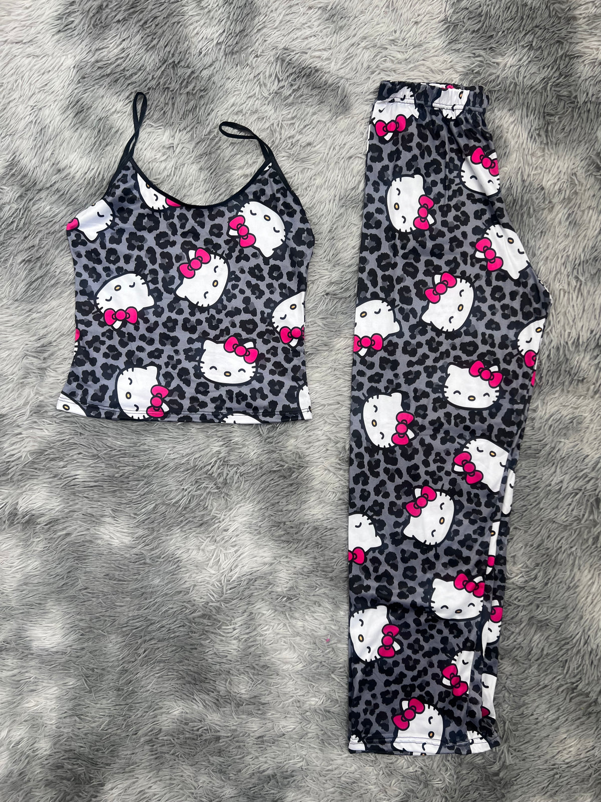 Hello Kitty Animal Print Gris Blusa Con Pantalón