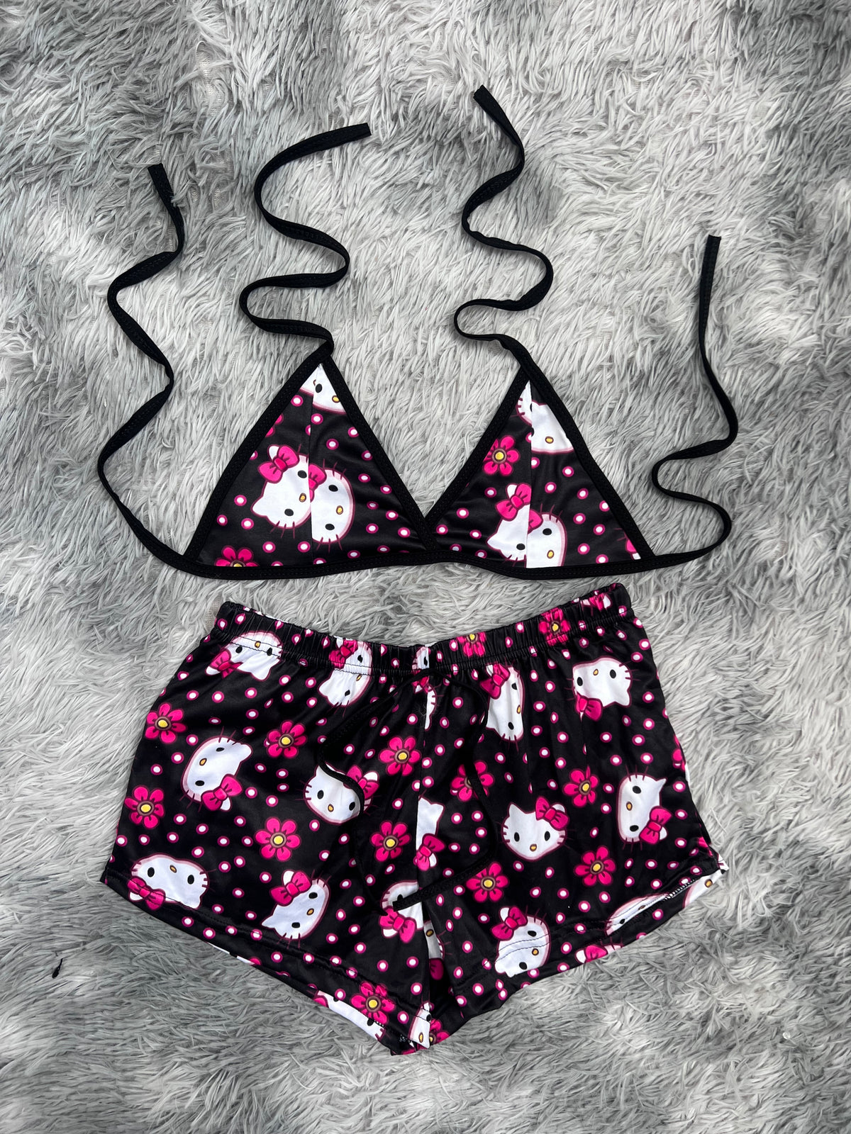 Hello Kitty Puntos Y Flores Fondo Negro Top Con Short Brush