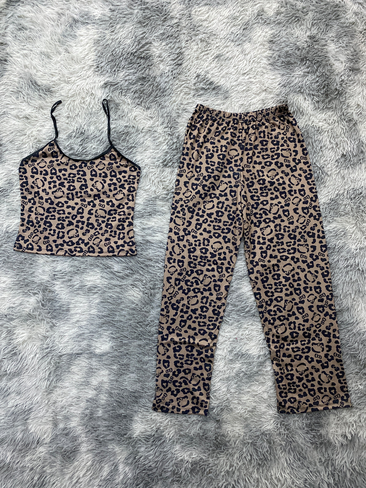 Hello Kitty Animal Print Café Blusa Con Pantalón
