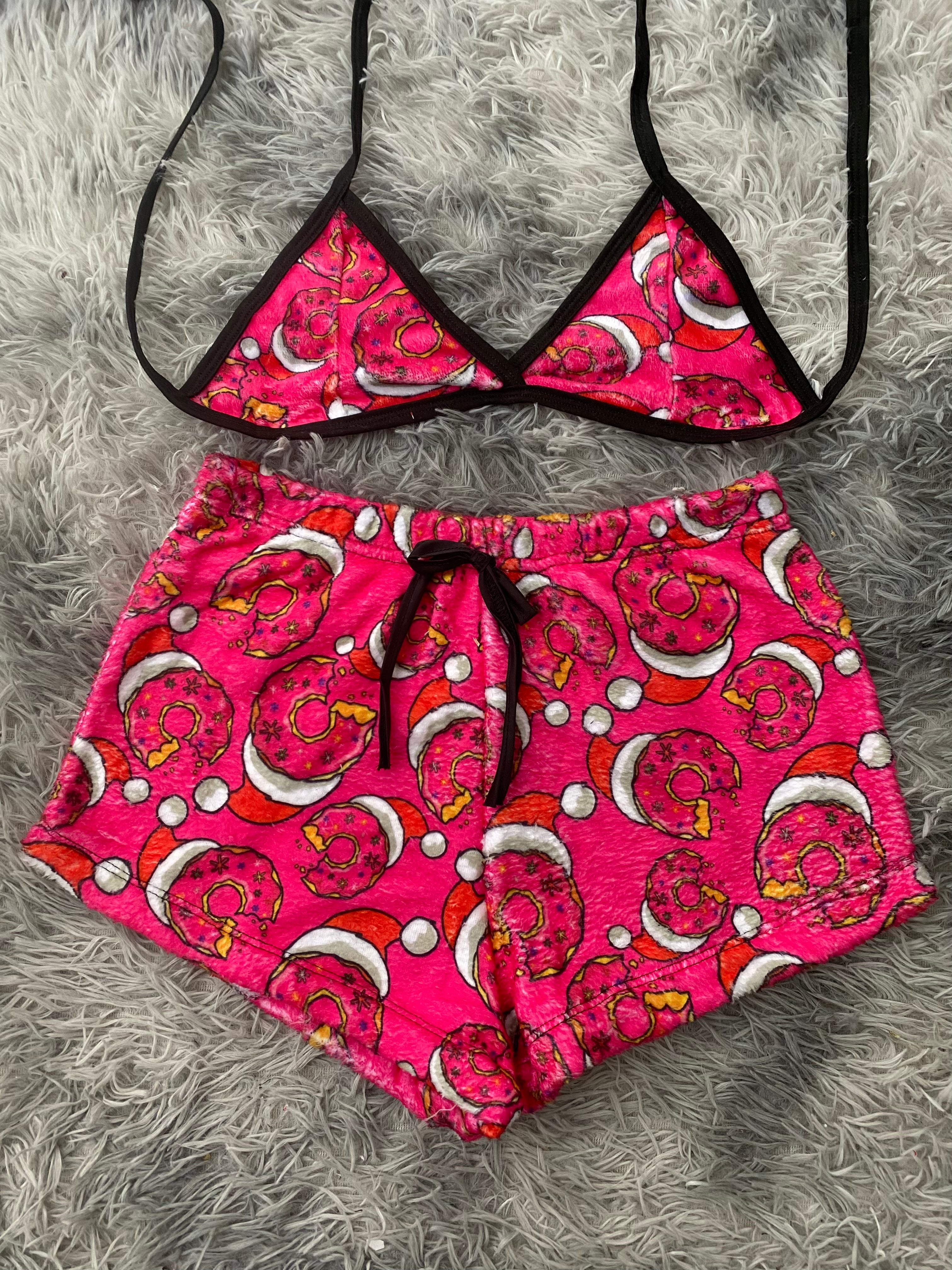 Donas con gorro navideño fondo rosa Top Con Short Afelpado