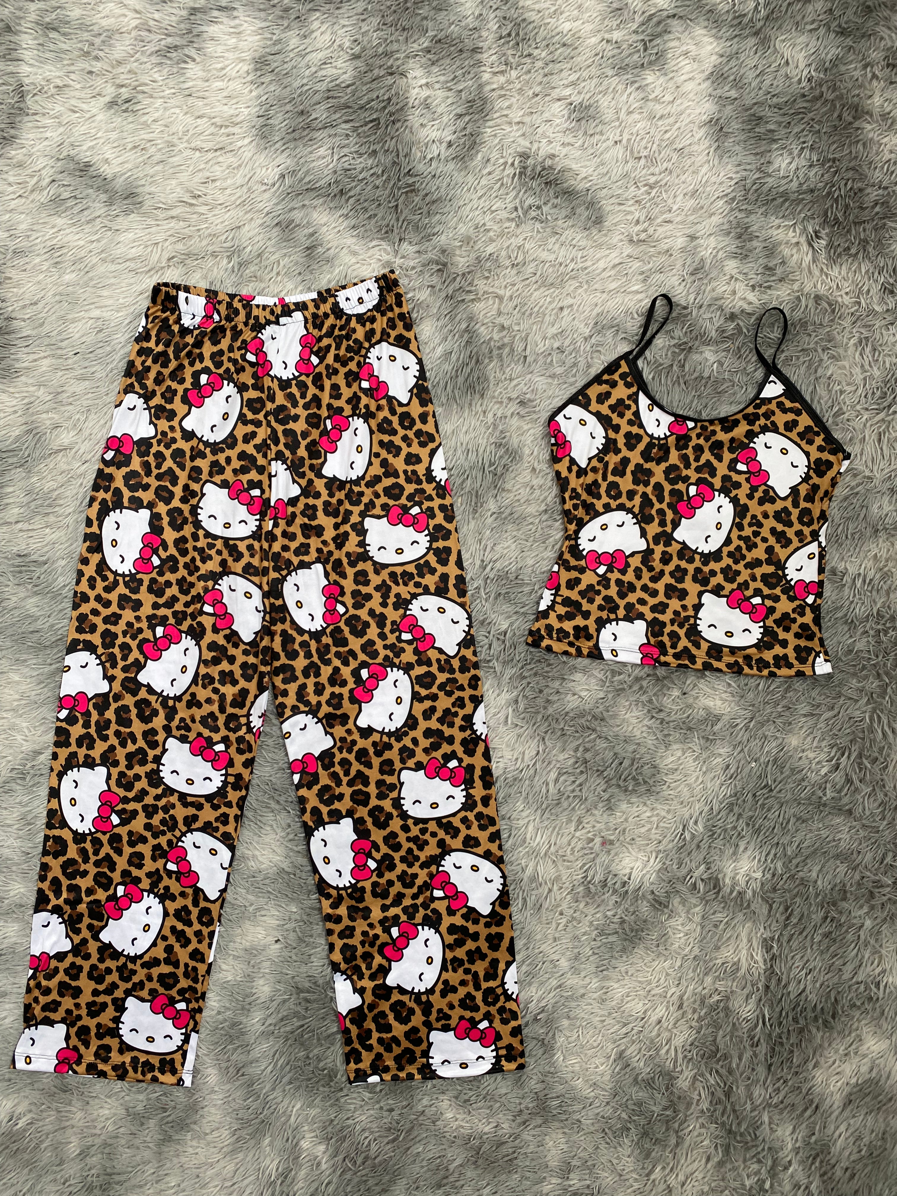 Hello Kitty Animal Print Café Blusa Con Pantalón
