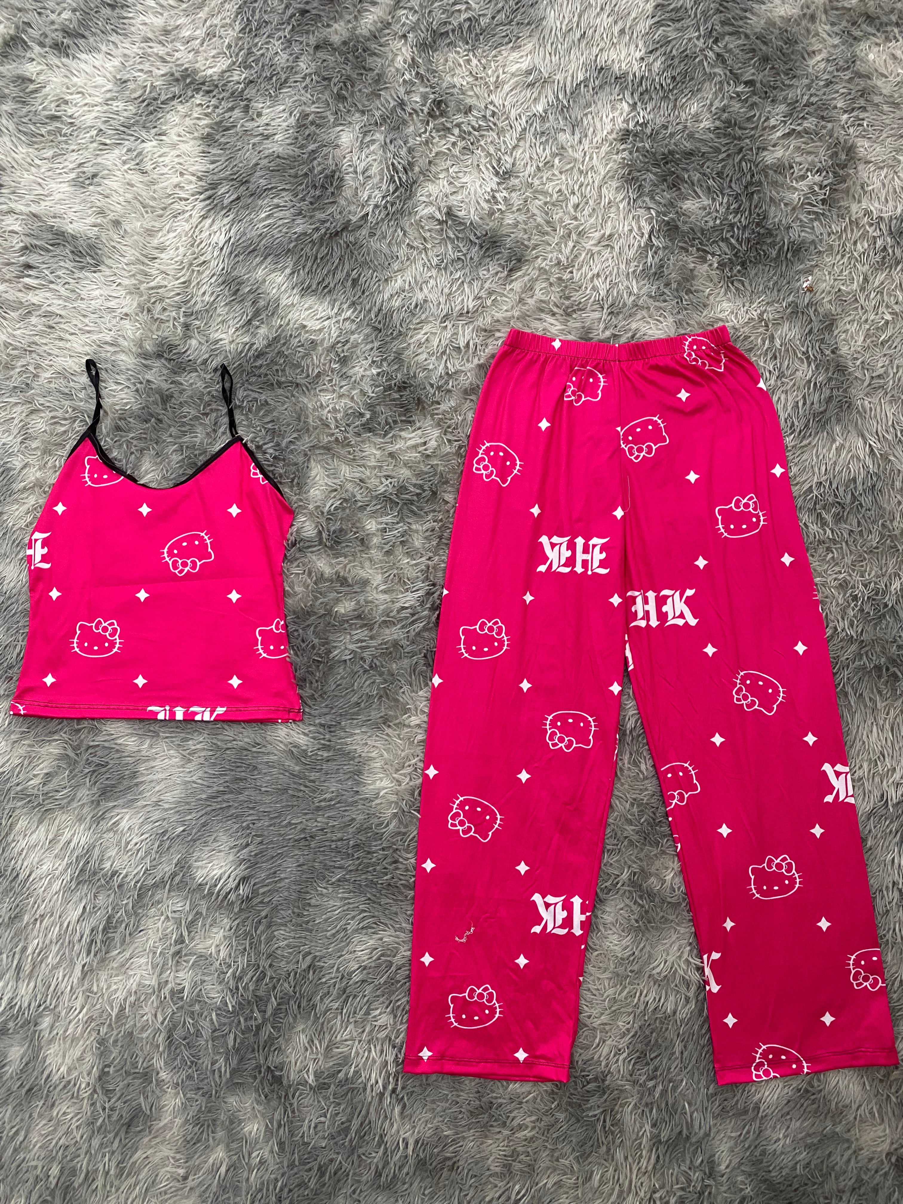 Hello Kitty Letras Goticas Fondo Rosa Blusa Con Pantalón