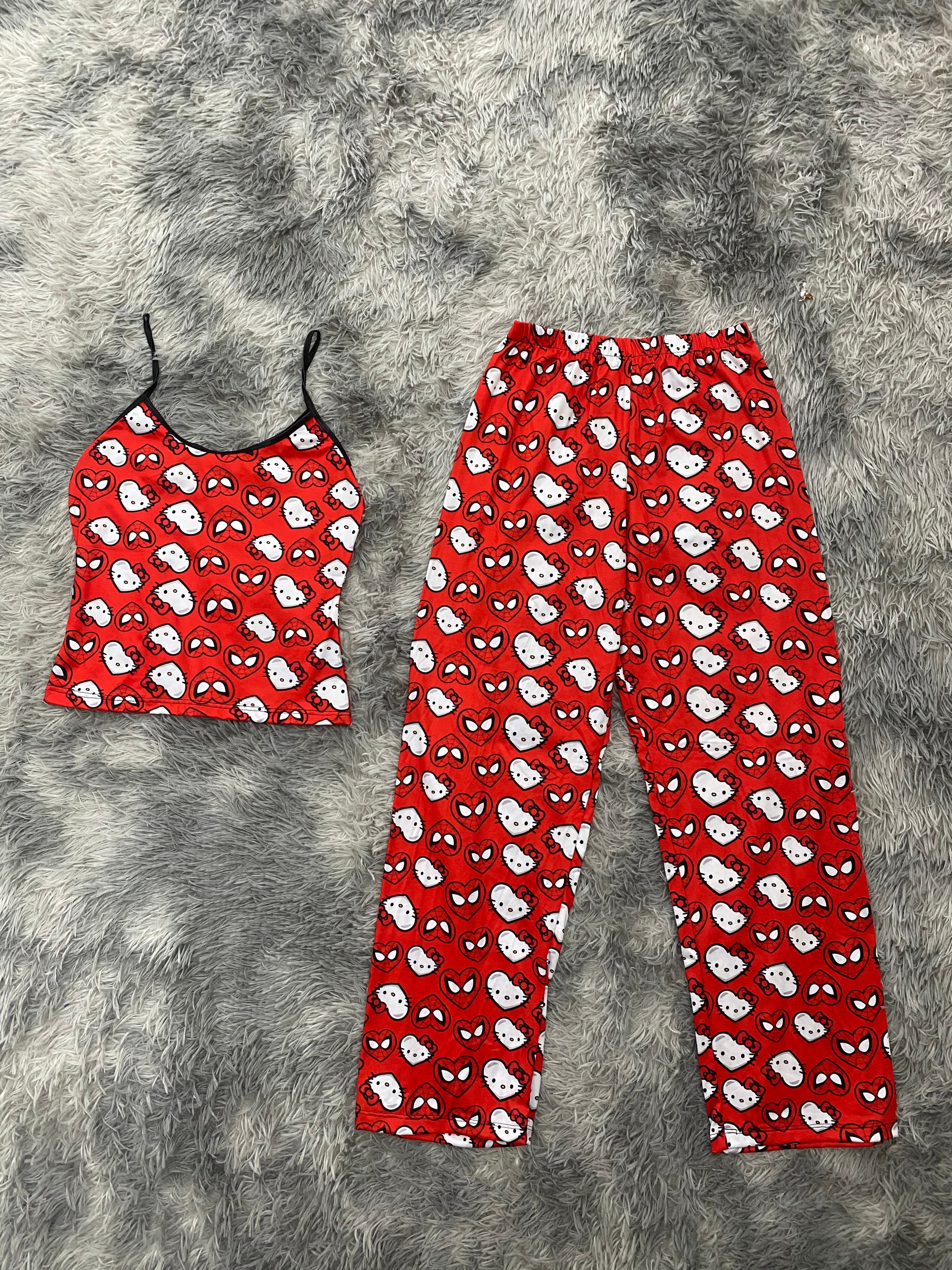 Spider Kitty Corazones Fondo Rojo Blusa Con Pantalón