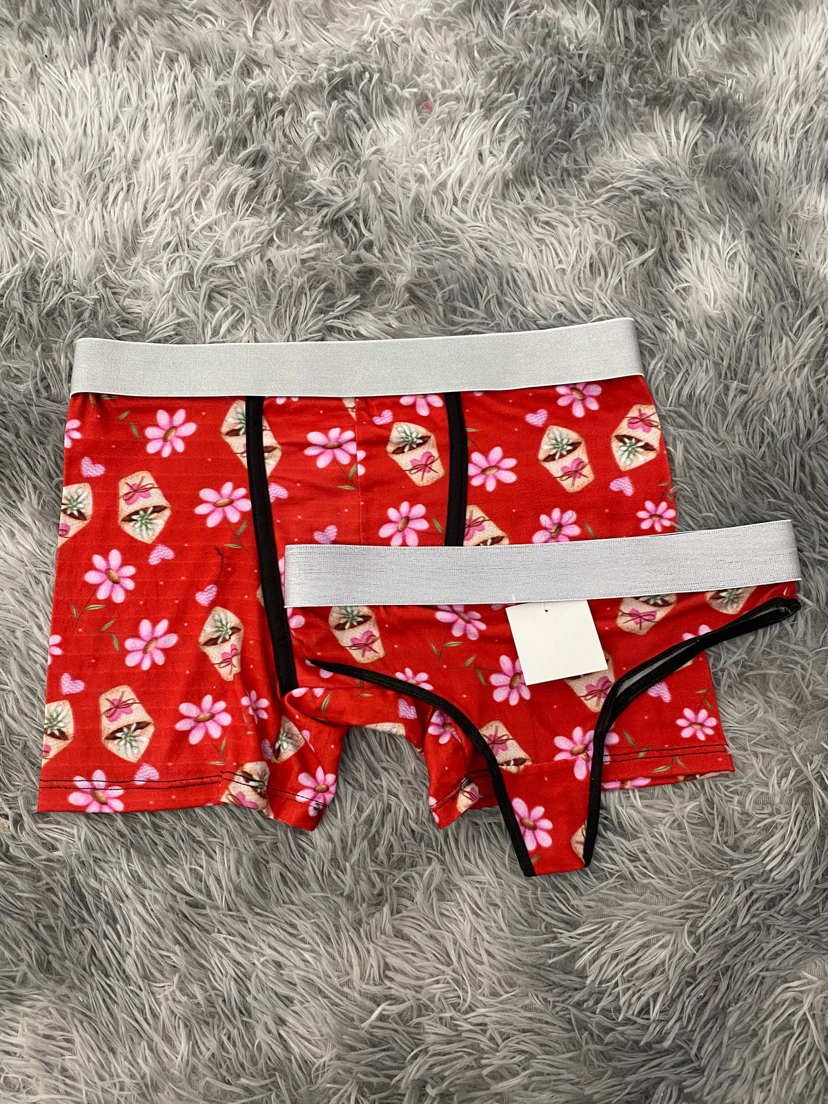Flores Y Corazones Fondo Rojo Duo XL Con Tanga