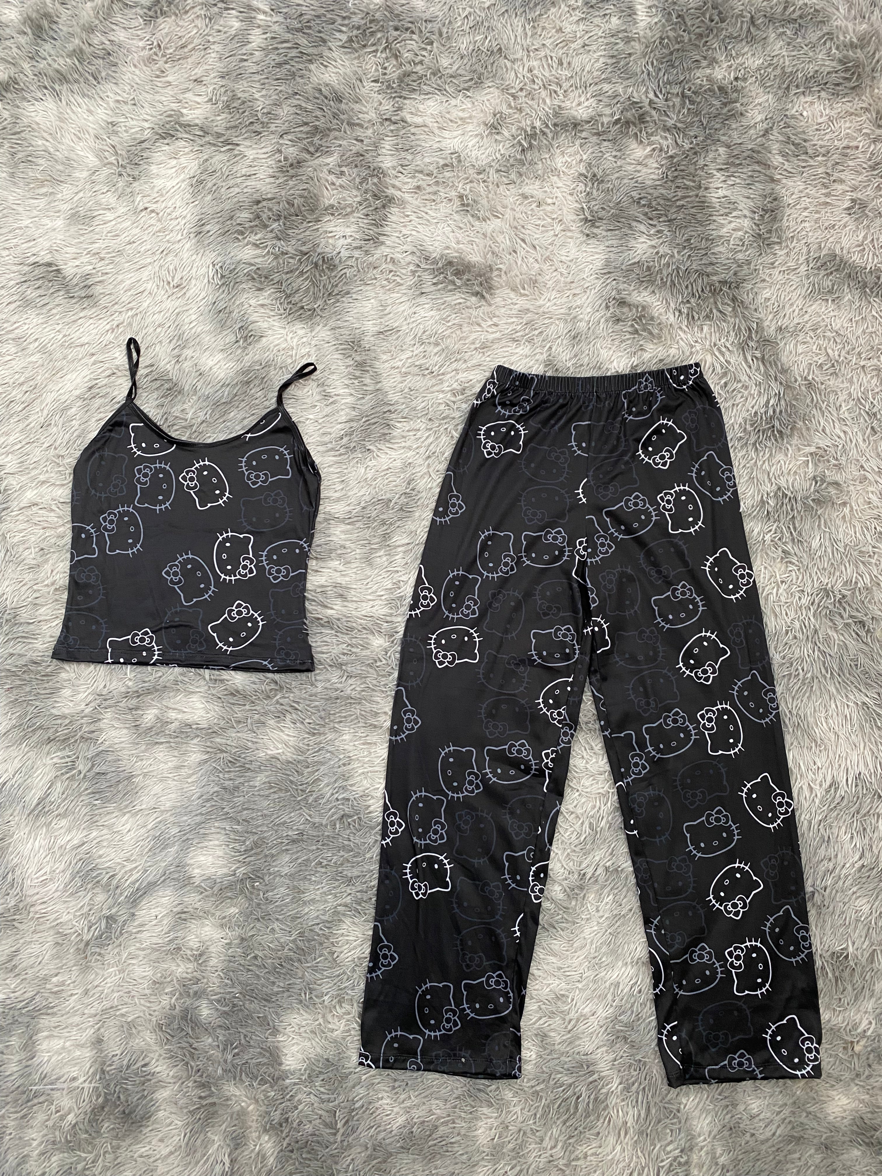 Hello Kitty Contornos Blanco Y Gris Blusa Con Pantalón