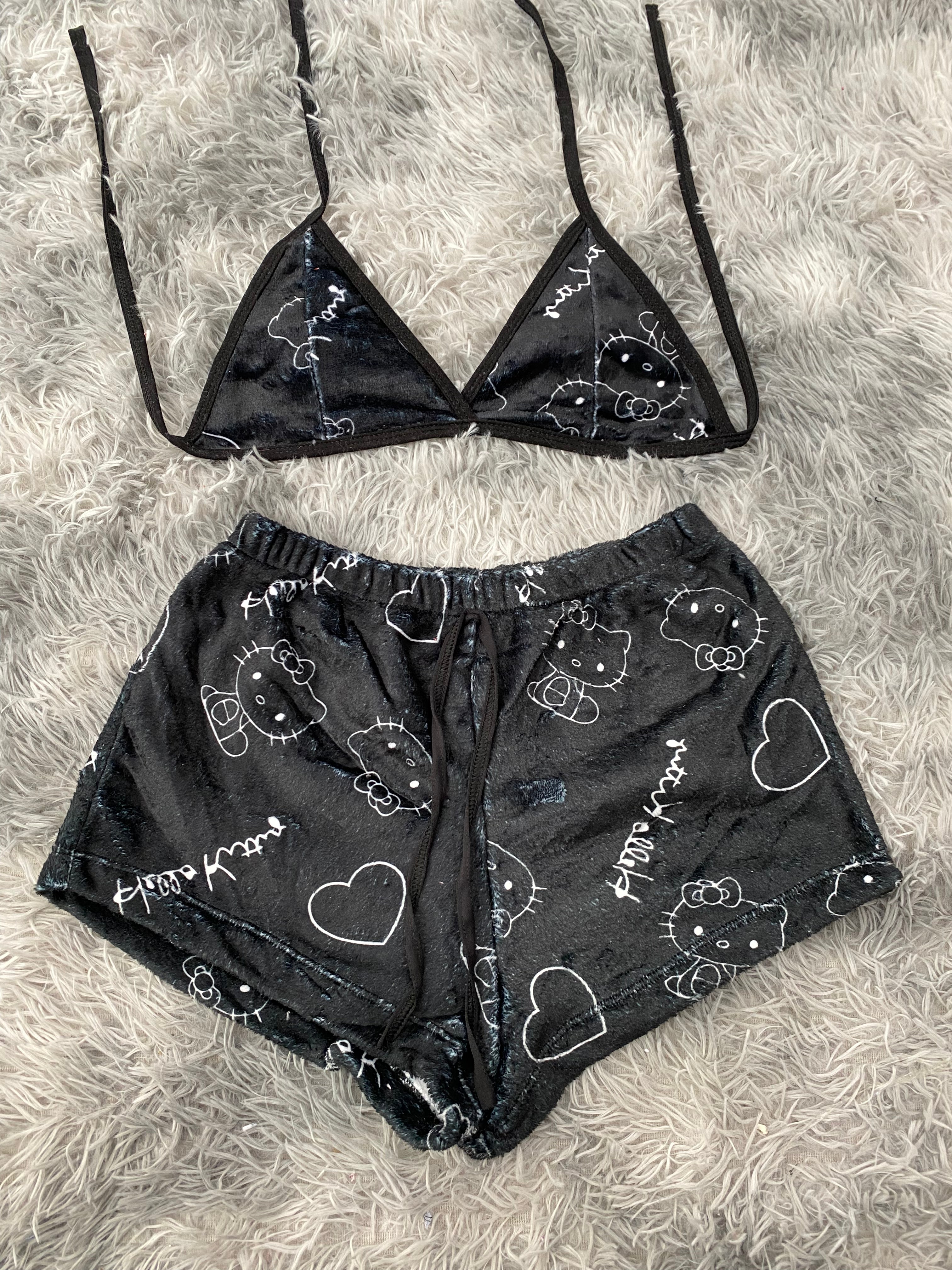 Hello Kitty Letras Blancas Fondo Negro Top Con Short Afelpado