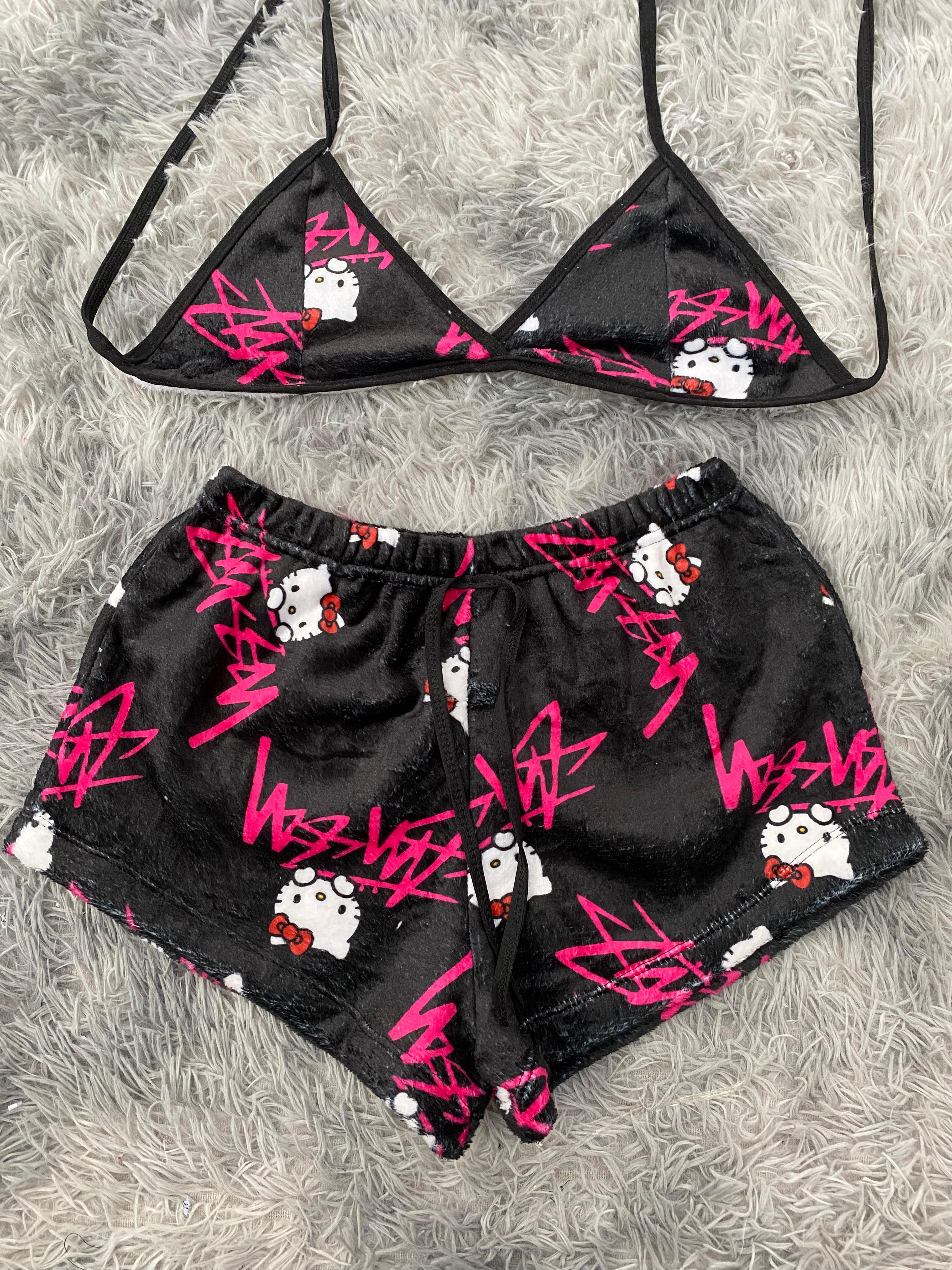 Hello Kitty Letras Rosas Top Con Short Afelpado
