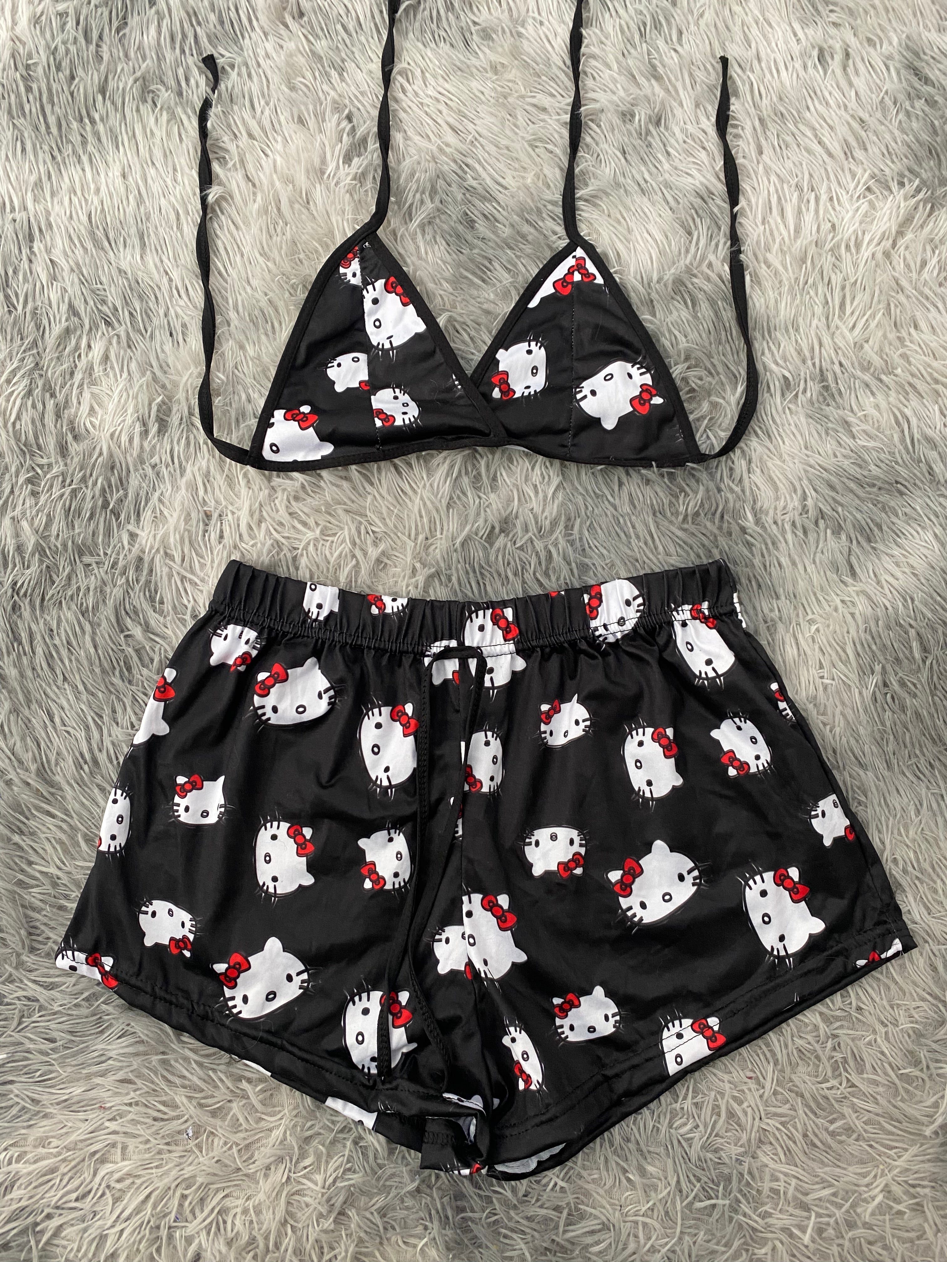 Hello Kitty Caras Fondo Negro Top Con Short Brush