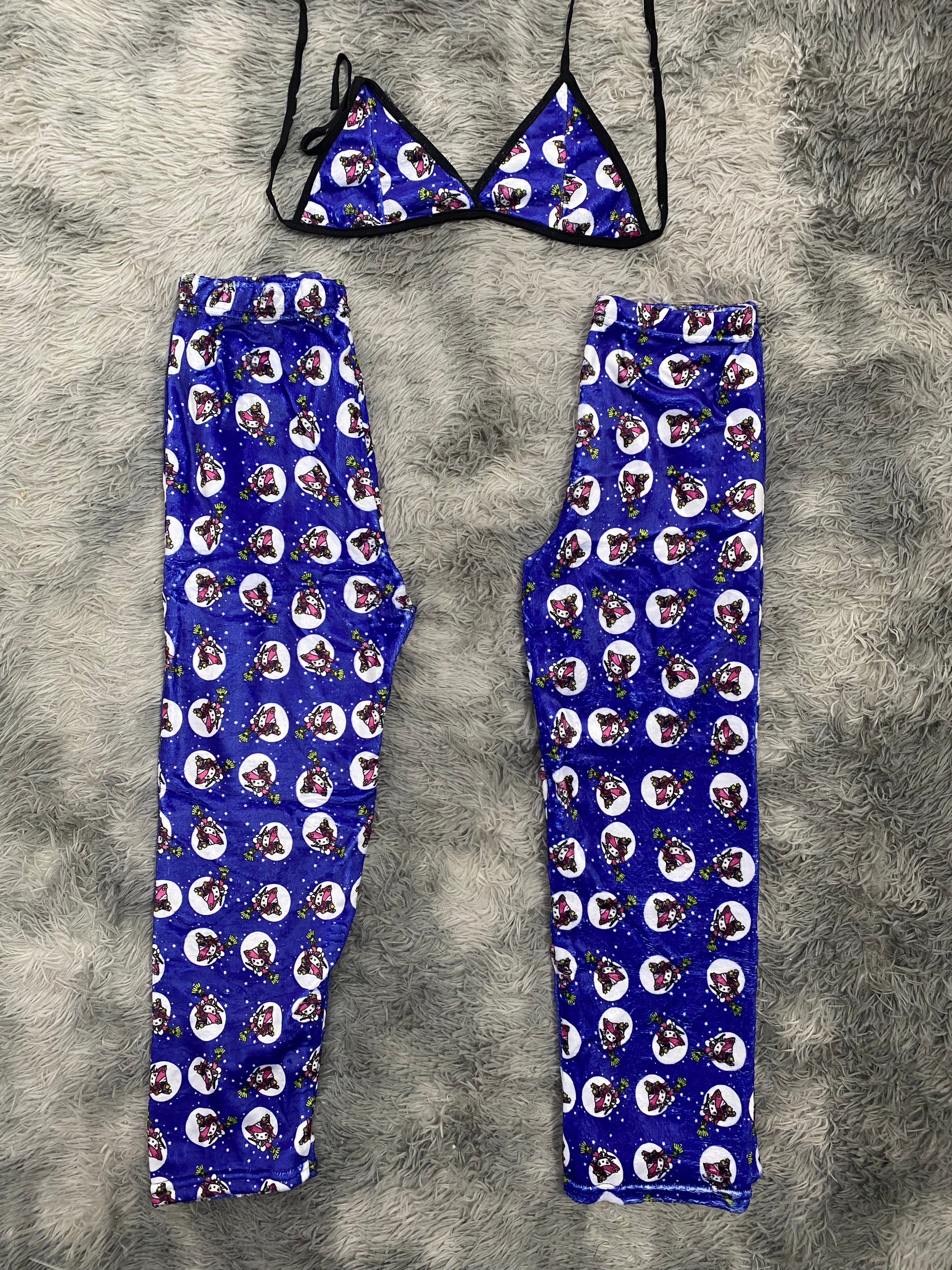 Hello kitty bruja fondo azul Duo De Pijama Afelpada