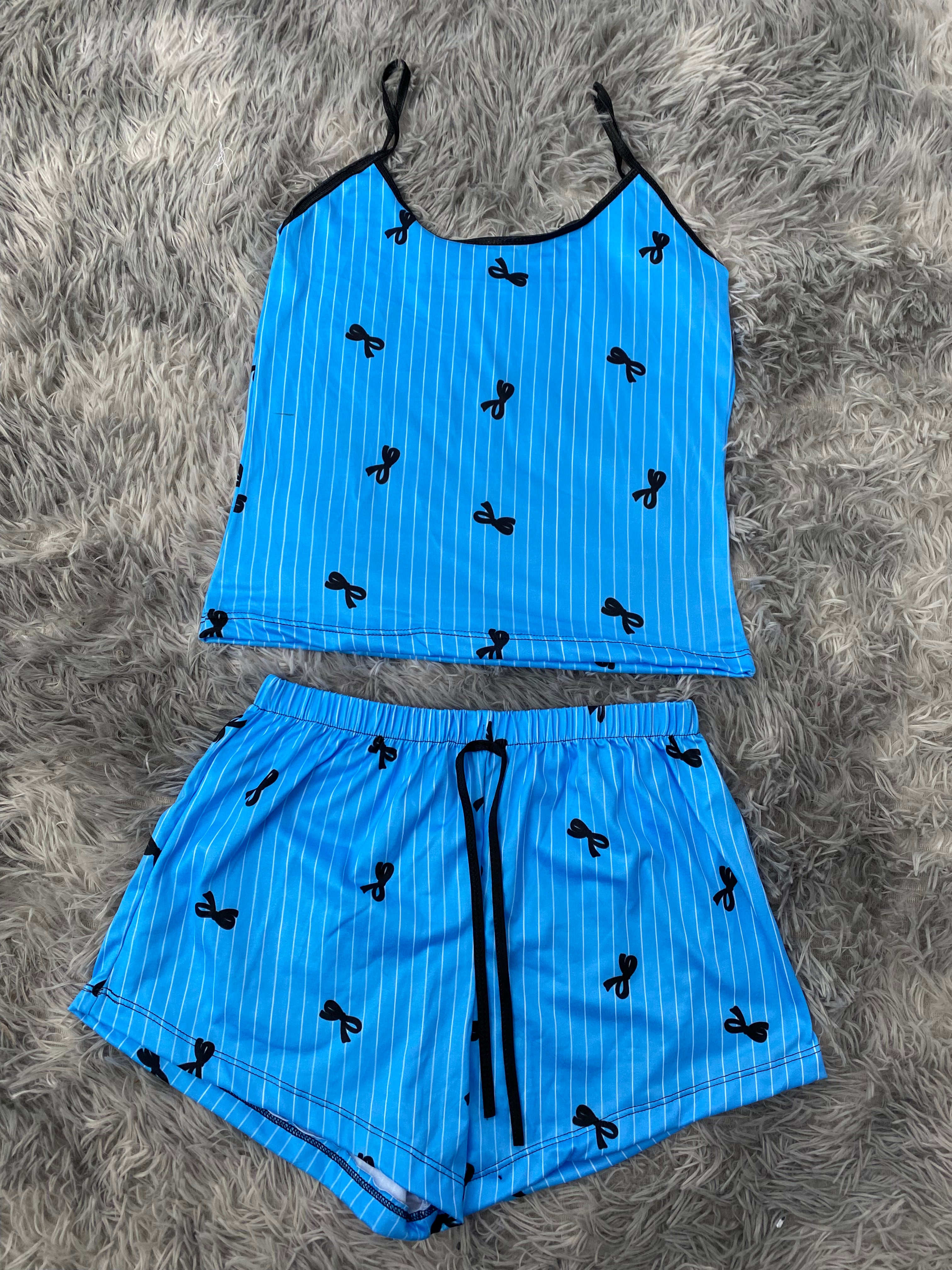 Moños Negros Fondo Azul Blusa Con Short