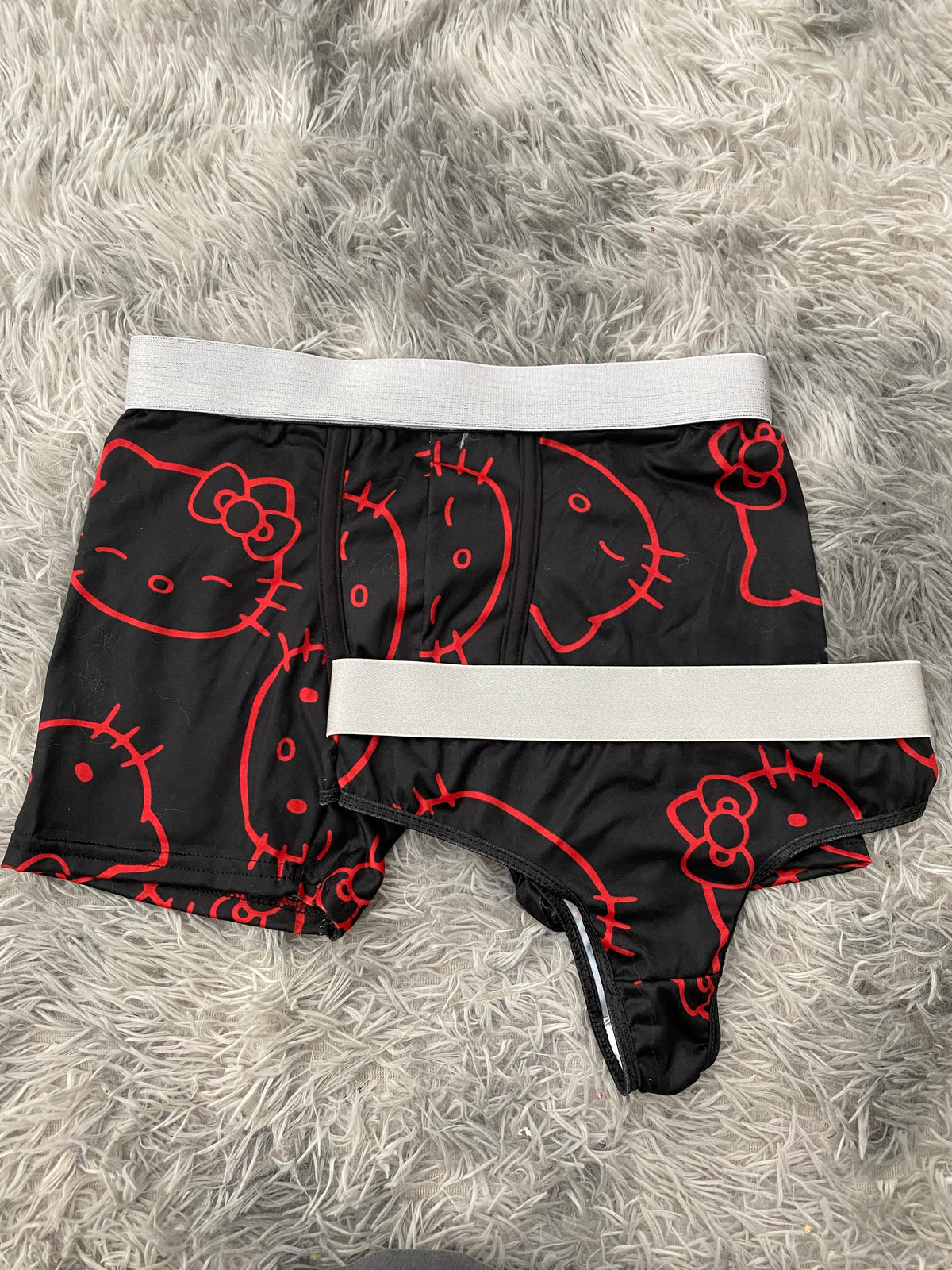 Hello Kitty Contornos Rojos Fondo Negro Duo XL Con Tanga