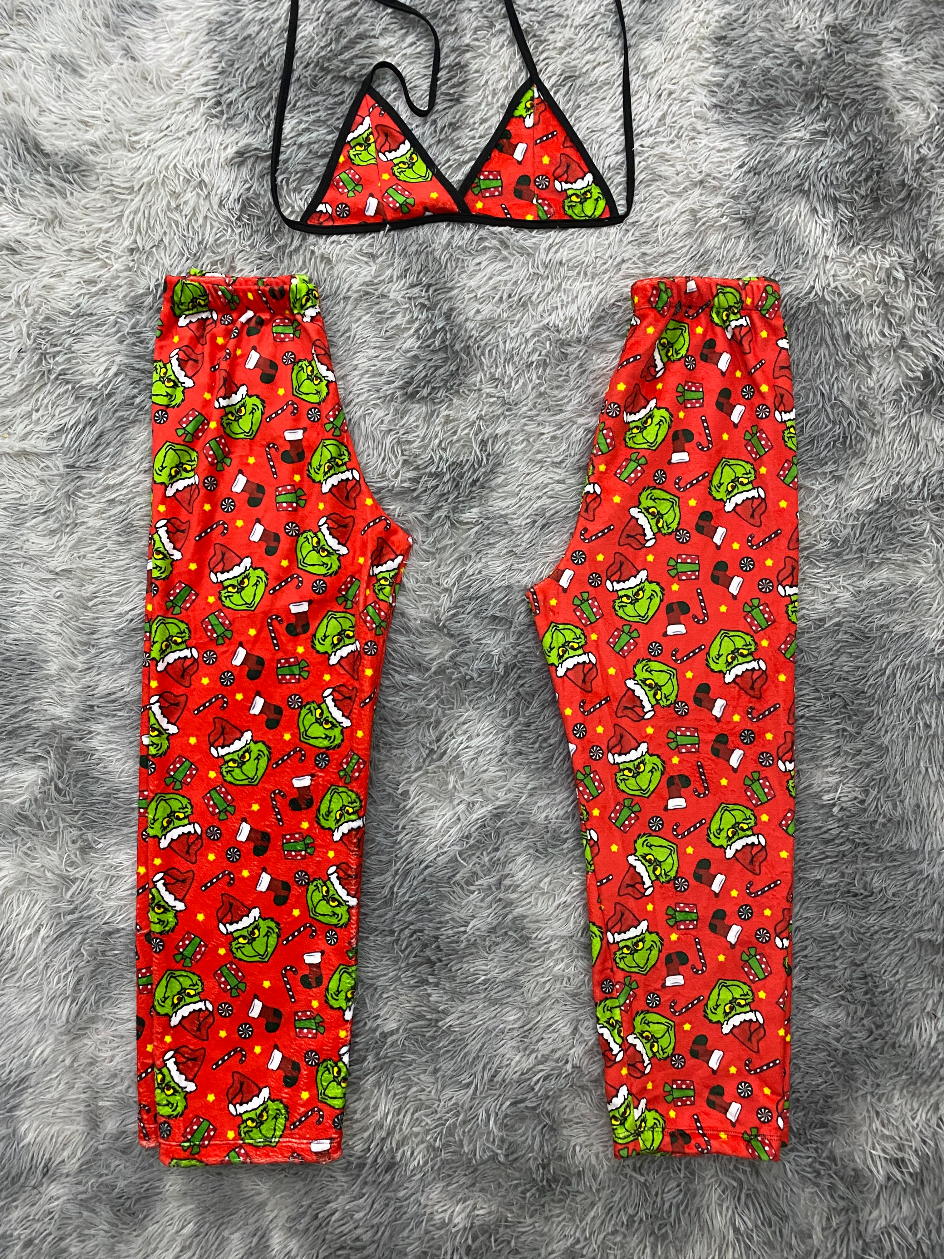 Grinch regalos y caramelos fondo rojo Pijama Afelpada