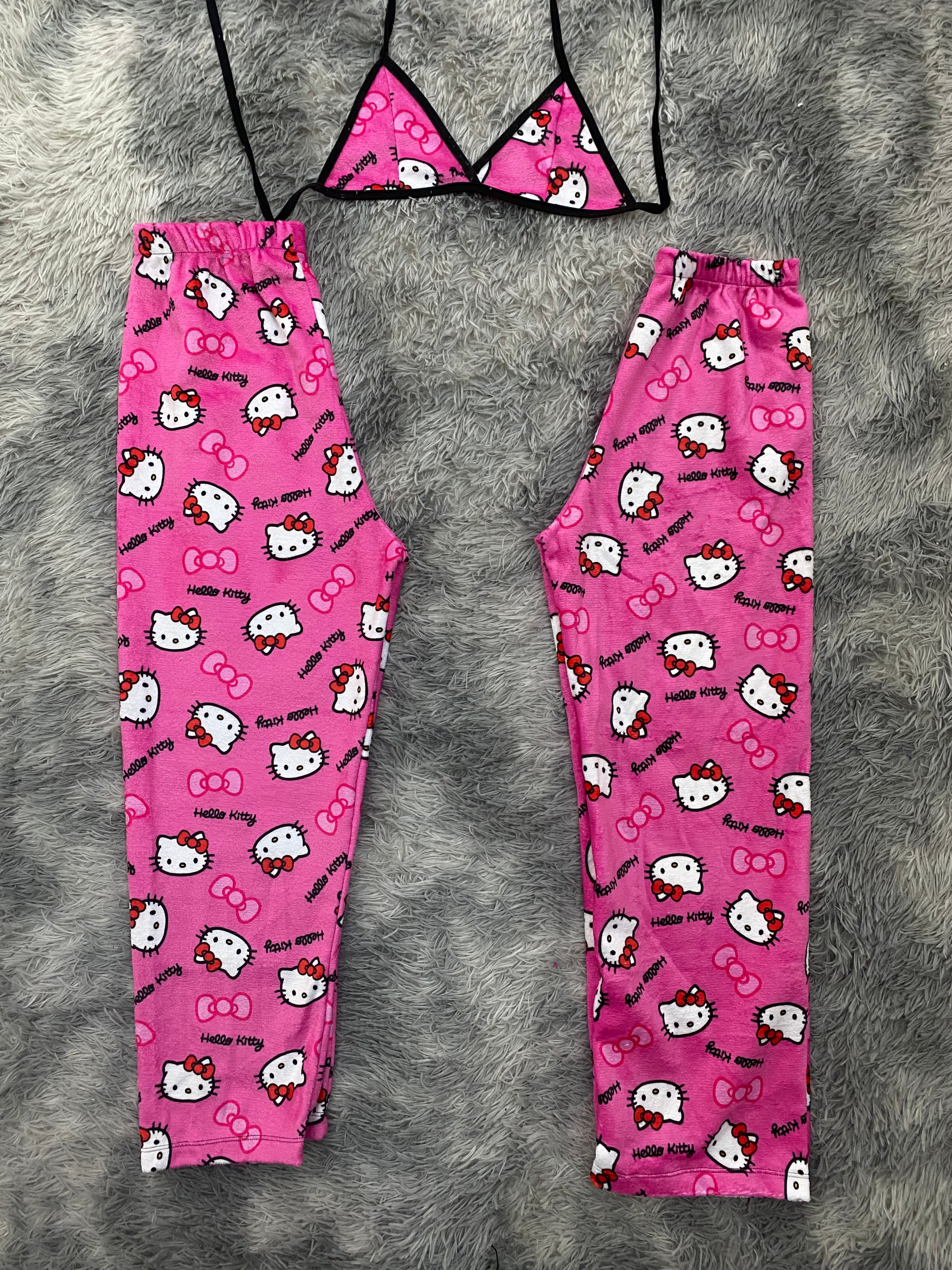 Hello Kitty Letras Negras Fondo Rosa Duo De Pijama Afelpada
