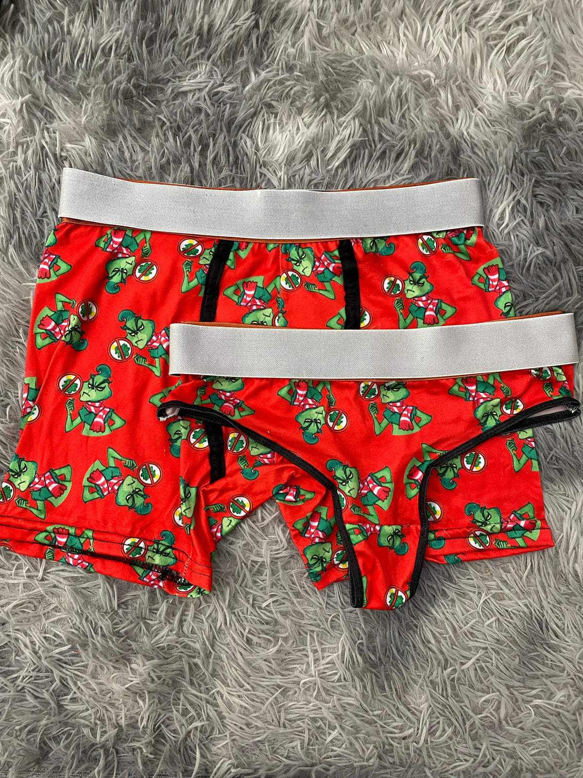 Grinch animado fondo rojo Duo Con Tanga Xl