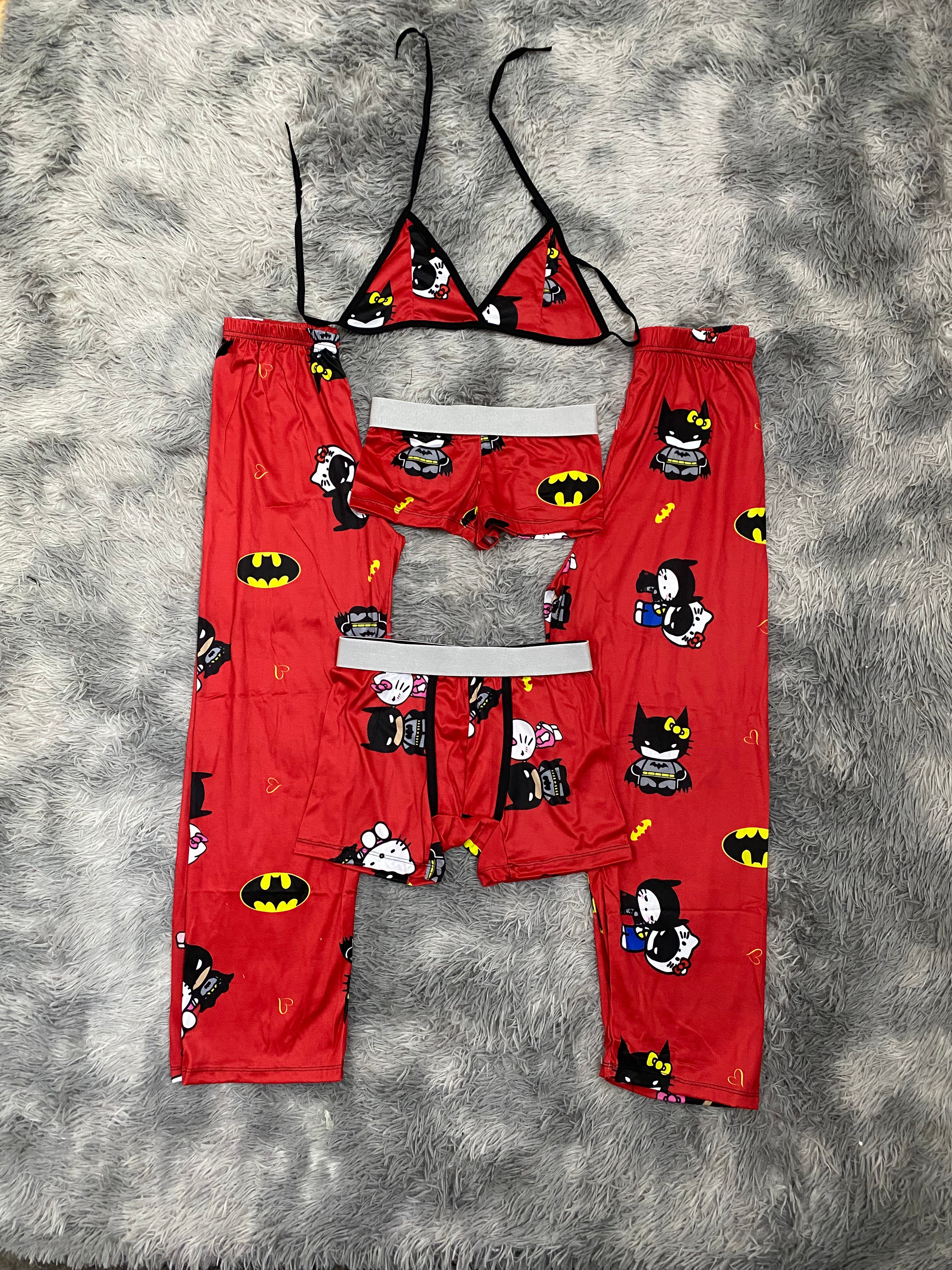 Hello Kitty y Batman fondo rojo logo amarillo Pijama De 5 Piezas